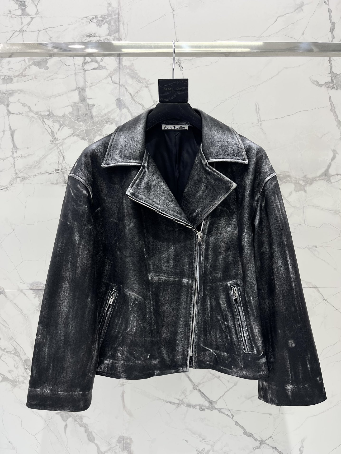 NO:891789,*Rubbed and distressed genuine leather jacket. Imported calfskin American-style motorcycle jacket. The leather jacket is made of top-grade imported calfskin. After a special process of rubbing and distressing, it presents a retro and fashionable texture. This unique treatment not only makes the leather jacket look more layered. SML, Miu Miu-clothing, jackets & coats, leather jacket, cowhide,19860909*擦色做旧真皮皮衣外套 进口小牛皮美式机车服 皮衣采用了顶级进口小牛皮,经过特殊工艺擦色做旧处理,呈现出一种复古而又时尚的质感.这种独特的处理方式不仅让皮衣看起来更加有层次感 码数SML,缪缪-服装,jackets & coats,leather jacket,cowhide,,Women's clothing