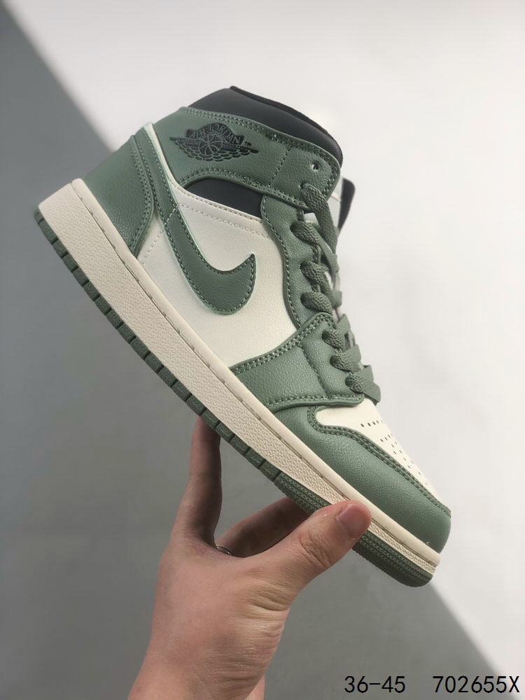 真标带半码！
耐克Nike Air Jordan 1 Mid“ AJ1 乔1代 乔丹一代 中高帮经典复古文化休闲运动篮球鞋
尺码：36 36.5 37.5 38 38.5 39 40 40.5 41 42 42.5 43 44 44.5 45 46
ID：702655X