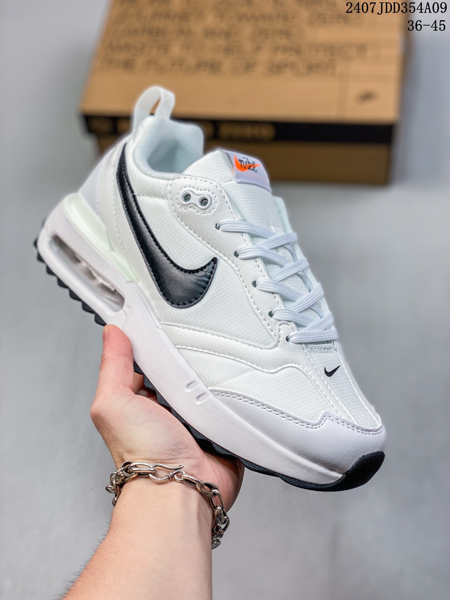 ID:xnm NIKE Air Max Dawn 黎明系列 低帮气垫百搭休闲运动慢跑鞋 新鞋款带来新的外底和鞋帮额外尺寸为鞋子的耐久设计线条增添了新能量.从配色上彰显出浓厚的复古气质.最大的亮点当属鞋型设计上加入结构元素,汲取1984年诞生的AirTrain 等经典鞋型为灵感,剪裁别出心裁.同时鞋面、侧身大面积使用尼龙材质,带来轻量化效果的同时增强透气性.最后便是中底更厚,增高效果更明显. 官方货号:DM0013-100