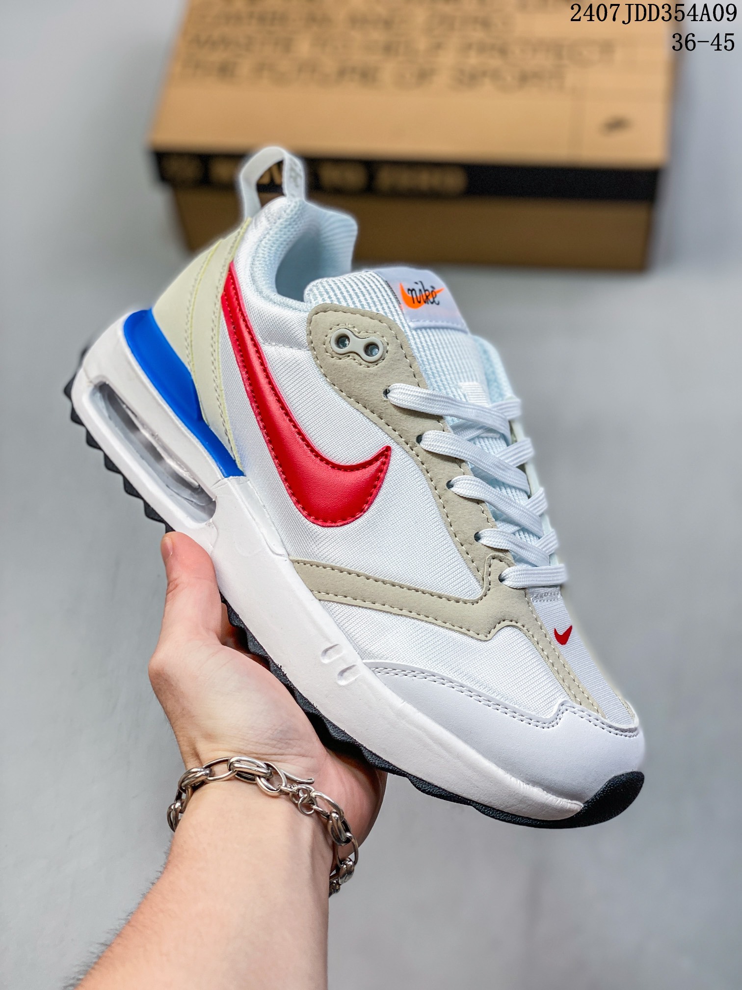 ID:xnm NIKE Air Max Dawn 黎明系列 低帮气垫百搭休闲运动慢跑鞋 新鞋款带来新的外底和鞋帮额外尺寸为鞋子的耐久设计线条增添了新能量.从配色上彰显出浓厚的复古气质.最大的亮点当属鞋型设计上加入结构元素,汲取1984年诞生的AirTrain 等经典鞋型为灵感,剪裁别出心裁.同时鞋面、侧身大面积使用尼龙材质,带来轻量化效果的同时增强透气性.最后便是中底更厚,增高效果更明显. 官方货号:DM0013-100