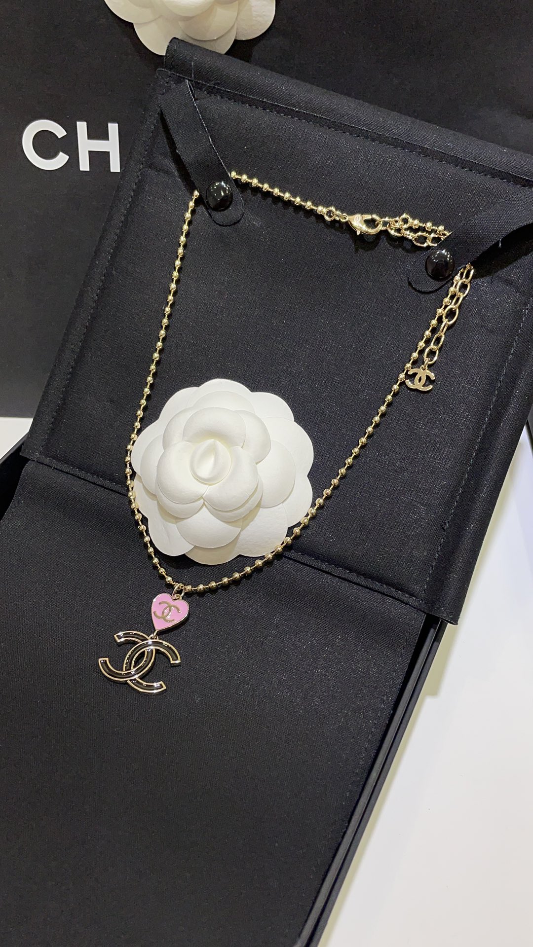 NO:101753,24A new black enamel double C pink love light gold necklace black&pink color matching is so good. Very y2k is very sweet and cool. Little love x bead chain is expensive and easy to match everyday. American sweetheart girl group style is very recommended. Chanel necklace, chanel, necklace1986090924A新款黑色珐琅双C粉色爱心淡金色项链 black&pink配色太好看啦 很y2k很甜酷 小爱心x珠珠链条贵气日常超好搭配 美式甜心女团风拿捏住了超推荐,香奈儿项链,chanel,necklace,Jewelry