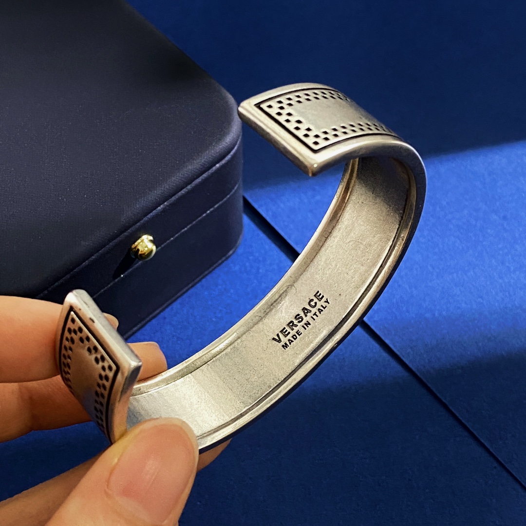 Versace Geometric Rectangular Bracelet and Earring Set Description - 图片 5