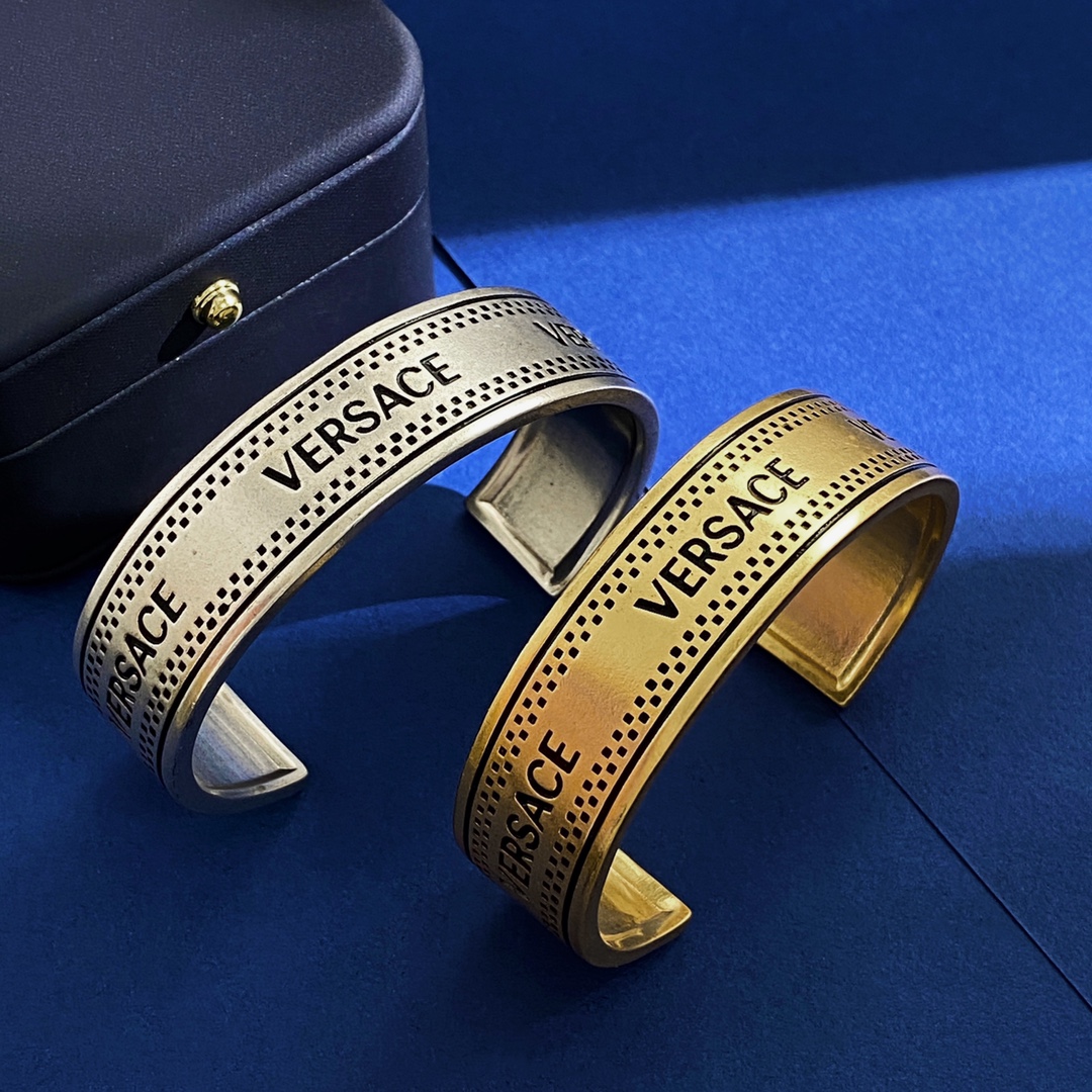 Versace Geometric Rectangular Bracelet and Earring Set Description - 图片 2