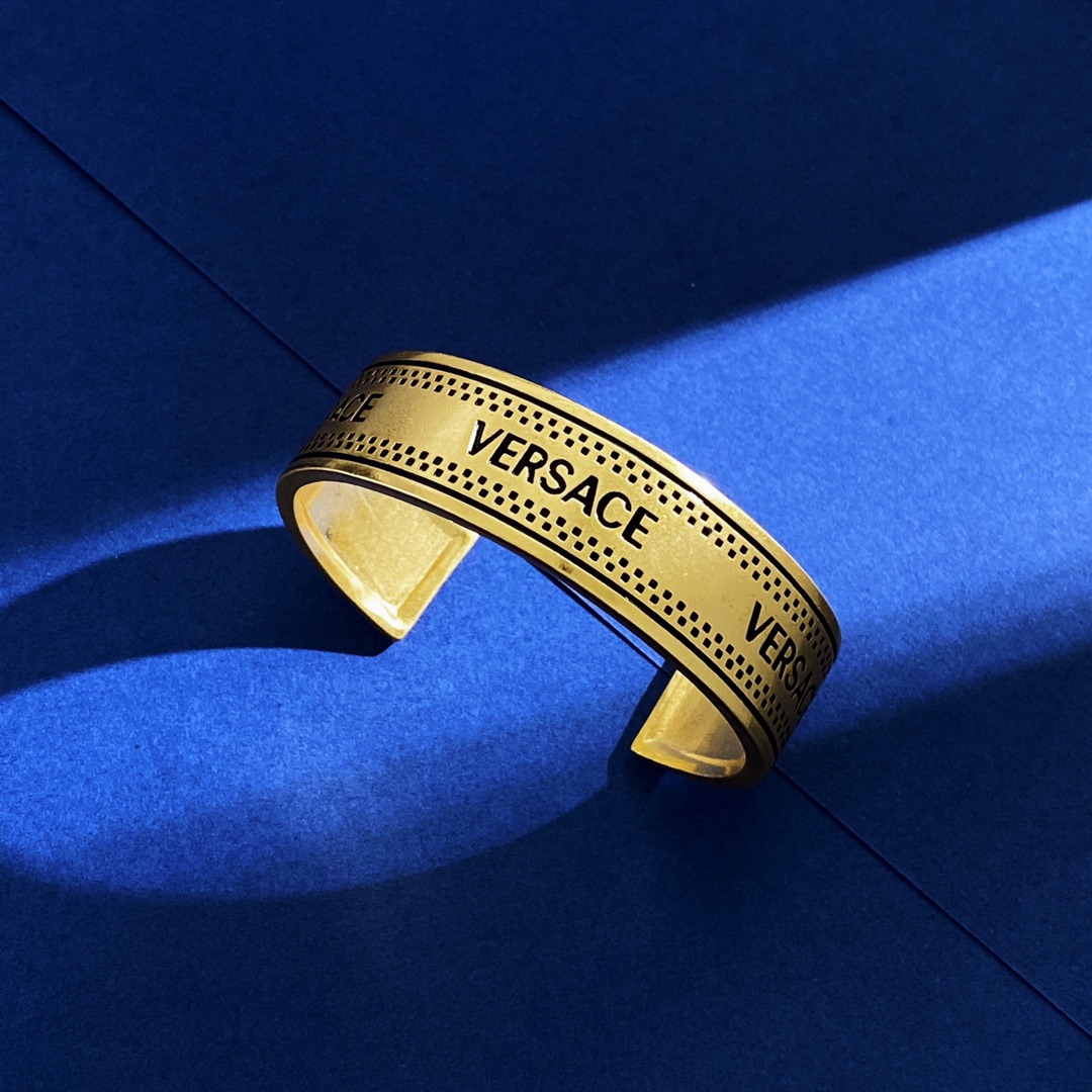 Versace Geometric Rectangular Bracelet and Earring Set Description - 图片 3