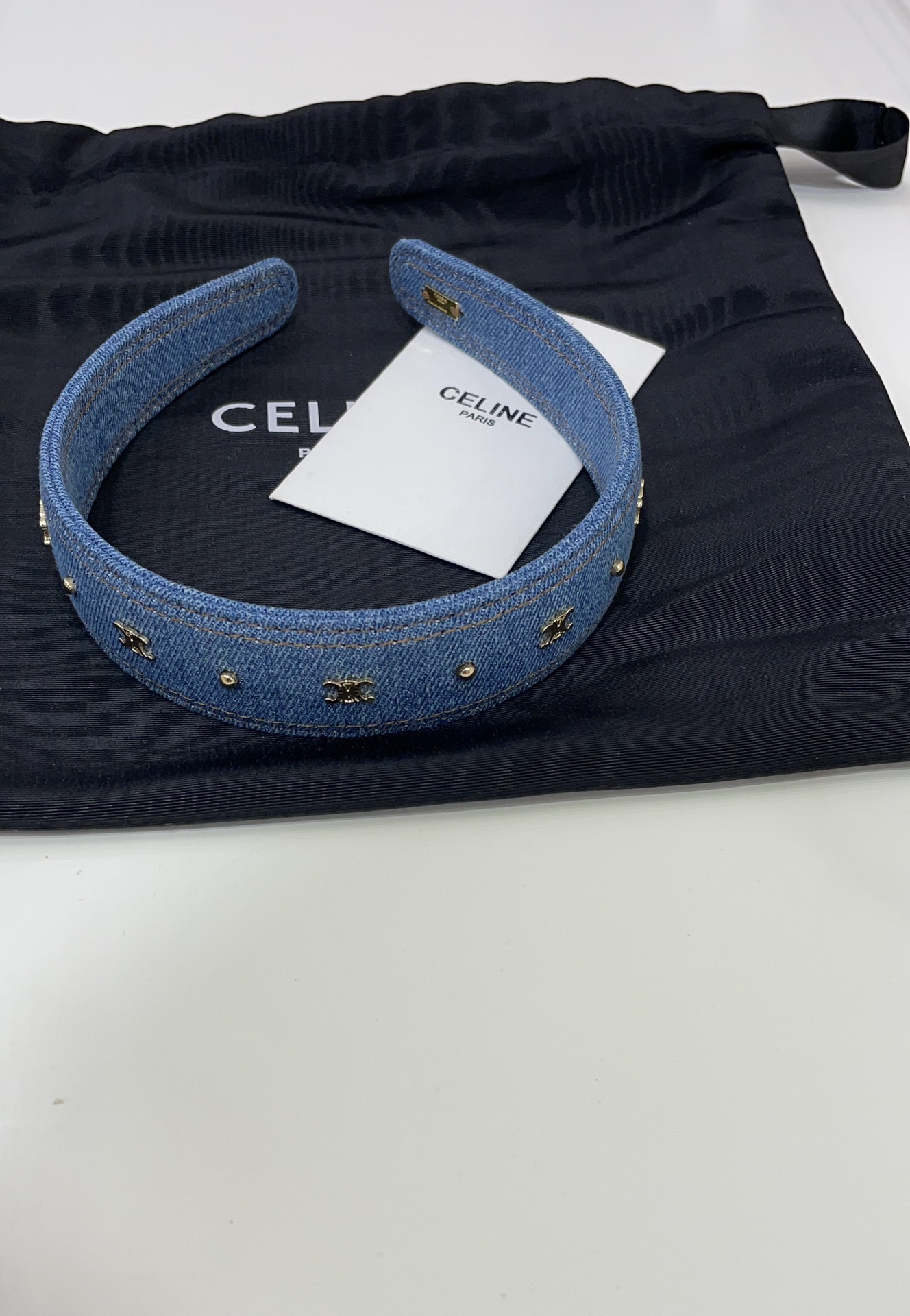 NO:632537,88200, denim arrived today. Ju Jingyi's same style. New golden Arc de Triomphe denim blue wide headband. Classic denim blue looks too young. Whoever wears it looks better. Denim retro hot girl style. Perfect accent. Shows summer casual fashion. Customized model with small price. Close your eyes. Cardia high-end jewelry.1986090988200,今日到货牛仔布 鞠婧祎同款 新款金色凯旋门牛仔蓝宽版发箍 经典牛仔蓝太显年轻啦 谁戴谁好看 丹宁复古辣妹风 腔调满分 展现夏日休闲时髦感 定制款小价位闭眼入,,卡迪亚高端饰品,Jewelry