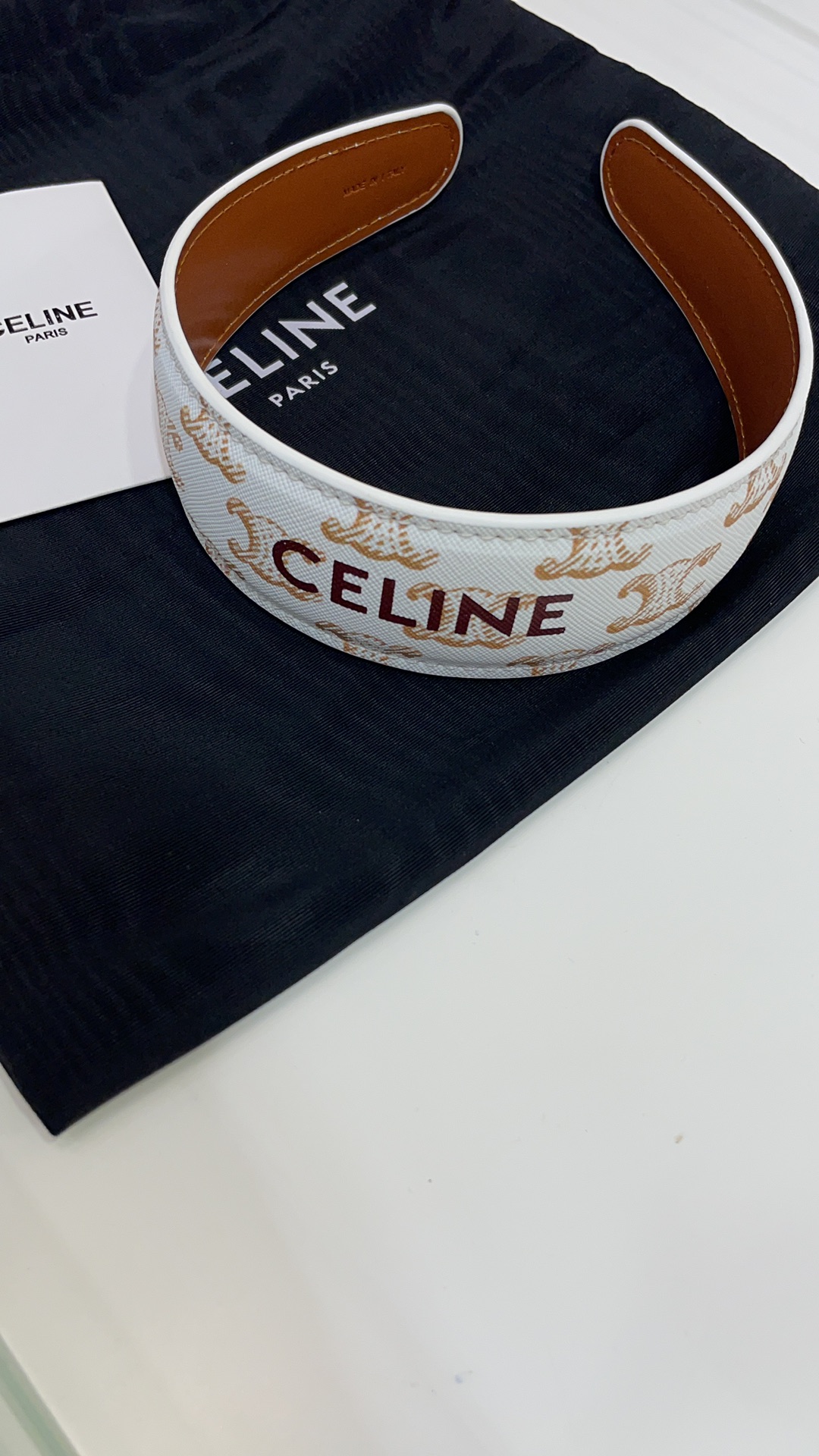 NO:632427,88200 arrived today. The new headband with the Arc de Triomphe presbyopia. The texture is very nice. The texture is off-white, gentle and delicate. Lazy and casual French retro style. Extra points for temperament. Z version development. U leather material. Earn money when you buy it. Cartier high-end jewelry1986090988200今日到货发箍 新款字母凯旋门老花发箍 版型质感非常nice 米白色温柔又精致 慵懒随意的法式复古风格 气质加分 z版开发 u皮材质 买到赚到,,卡迪亚高端饰品,Jewelry