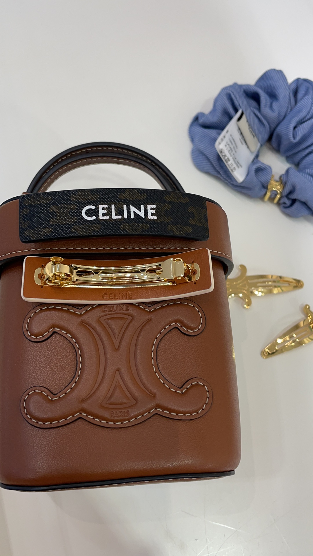 NO:632433,88150, Black hairpins arrived today. New letter Arc de Triomphe presbyopic hairpins. Black classic presbyopic pattern is very high-end. Lazy and casual French retro style. Extra points for temperament. Z version development. U leather material. Buy and earn money, hairpins, Cartier high-end jewelry.1986090988150,今日到货黑色发夹 新款字母凯旋门老花发夹 黑色经典老花图案非常高级 慵懒随意的法式复古风格 气质加分 z版开发 u皮材质 买到赚到,,hairpins,卡迪亚高端饰品,Jewelry