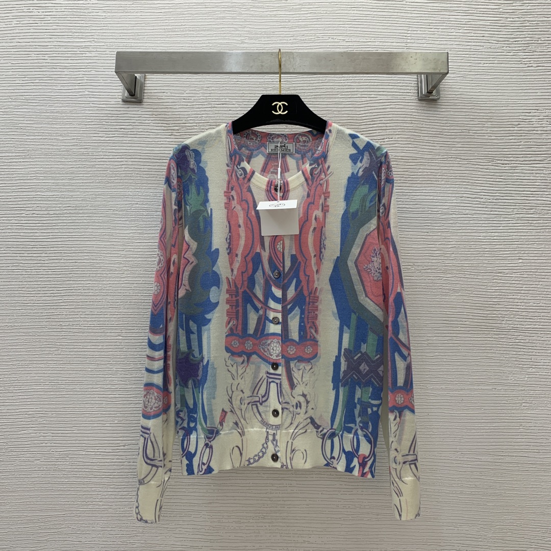 NO:621535,Style number G71125 Hermè* new high-end customized wool sweater!  Made of merino wool yarn imported from France, it is comfortable and skin-friendly!  Stylish retro contrast printed buttoned round neck long sleeve knitted cardigan top!  (M size bust 102, sleeve length 61, dress length 58) Hair,,hermes,alexander wang19860909款号G71125 Hermè*新款高端定制羊毛衫！采用法国进口美丽诺羊毛纱线面料舒适亲肤！时尚复古撞色印花系扣圆领长袖针织开衫上衣！（M码胸围102,袖长61,衣长58）发,,hermes,alexander wang,Women's clothing