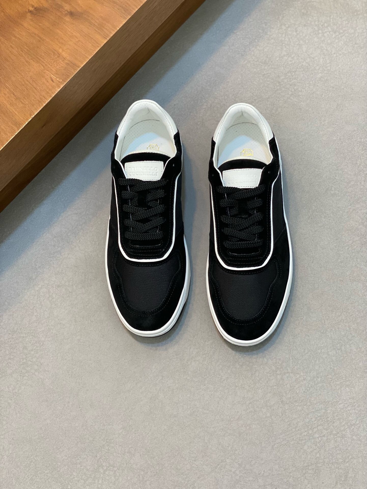 NO:219278,Brand Brunello Cucinelli Color Original Color Pair Number 39-44 Customized 38.45 Price Material BC New Style Casual Shoes!  Original single quality This brand is the world's top luxury brand from Italy. The fabric is made of semi-polished full-grain calfskin   suede imported from Italy. The inner layer is a white benzene dyed calfskin inner lining. The brand's special logo movable foot pad is matched with an ultra-light, high elastic and environmentally friendly white IP sole. The personalized logo on the outsole and the unique fine-line groove design, which instantly bursts in luxury!  ,BC casual shoes, brunello cucinelli,cowhide,chamois leather19860909品牌Brunello Cucinelli 颜色原版配色 码数39-44定做38.45 价格 材质BC新款 休闲鞋！原单品质此品牌是来自意大利的世界顶级奢侈品牌 面料采用意大利进口半抛光全粒面小牛皮 麂皮,内里是本白色苯染专用小牛皮内里,品牌专用logo活动脚垫,搭配超轻、高弹、环保的本白色IP鞋底,外底上的个性logo和独特的细纹凹槽设计,奢华度瞬间爆棚！,BC休闲鞋,brunello cucinelli,cowhide,chamois leather,Men's shoes