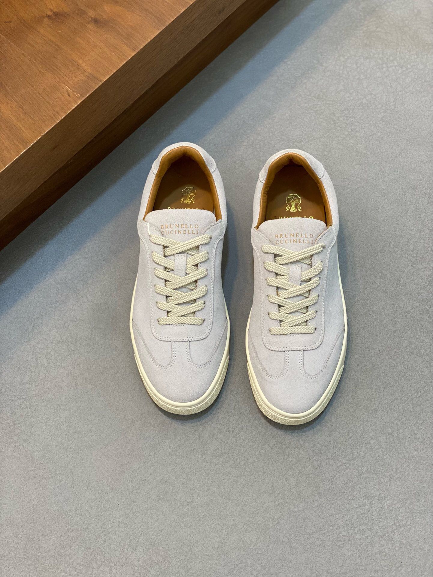 NO:217637,Brand Brunello Cucinelli Color Original Color Pair Number 39-44 Customized 38.45 Price Material BC New Style Casual Shoes!  Original single quality This brand is the world's top luxury brand from Italy. The fabric is made of semi-polished full-grain calfskin   suede imported from Italy. The inner layer is a white benzene dyed calfskin inner lining. The brand's special logo movable foot pad is matched with an ultra-light, high elastic and environmentally friendly white IP sole. The personalized logo on the outsole and the unique fine-line groove design, which instantly bursts in luxury!  ,BC casual shoes, brunello cucinelli,cowhide,chamois leather19860909品牌Brunello Cucinelli 颜色原版配色 码数39-44定做38.45 价格 材质BC新款 休闲鞋！原单品质此品牌是来自意大利的世界顶级奢侈品牌 面料采用意大利进口半抛光全粒面小牛皮 麂皮,内里是本白色苯染专用小牛皮内里,品牌专用logo活动脚垫,搭配超轻、高弹、环保的本白色IP鞋底,外底上的个性logo和独特的细纹凹槽设计,奢华度瞬间爆棚！,BC休闲鞋,brunello cucinelli,cowhide,chamois leather,Men's shoes