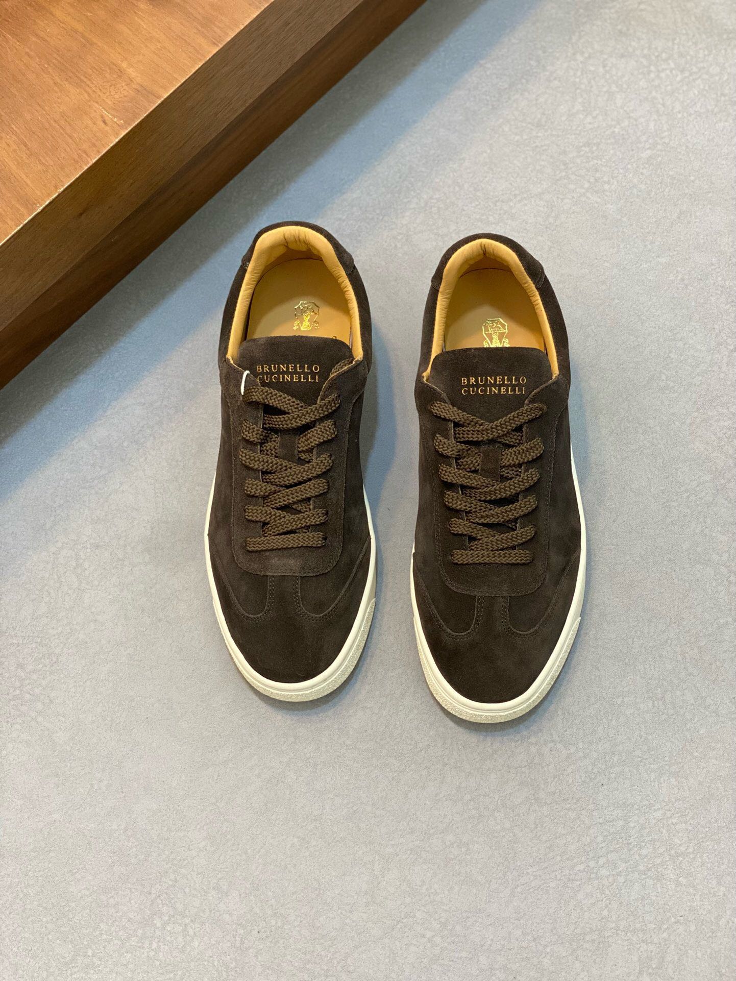 NO:219394,Brand Brunello Cucinelli Color Original Color Pair Number 39-44 Customized 38.45 Price Material BC New Style Casual Shoes!  Original single quality This brand is the world's top luxury brand from Italy. The fabric is made of semi-polished full-grain calfskin   suede imported from Italy. The inner layer is a white benzene dyed calfskin inner lining. The brand's special logo movable foot pad is matched with an ultra-light, high elastic and environmentally friendly white IP sole. The personalized logo on the outsole and the unique fine-line groove design, which instantly bursts in luxury!  ,BC casual shoes, brunello cucinelli,cowhide,chamois leather19860909品牌Brunello Cucinelli 颜色原版配色 码数39-44定做38.45 价格 材质BC新款 休闲鞋！原单品质此品牌是来自意大利的世界顶级奢侈品牌 面料采用意大利进口半抛光全粒面小牛皮 麂皮,内里是本白色苯染专用小牛皮内里,品牌专用logo活动脚垫,搭配超轻、高弹、环保的本白色IP鞋底,外底上的个性logo和独特的细纹凹槽设计,奢华度瞬间爆棚！,BC休闲鞋,brunello cucinelli,cowhide,chamois leather,Men's shoes