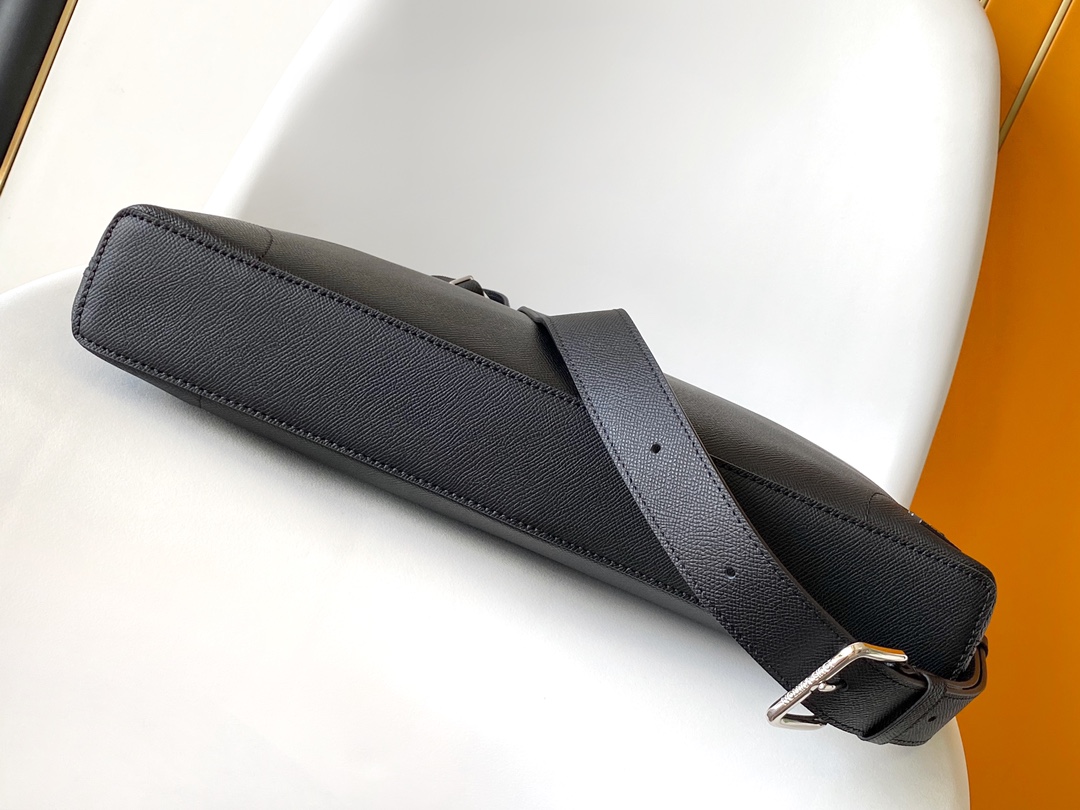 Louis Vuitton M30978 Black Taiga leather 40 x 29 x 4 cm business