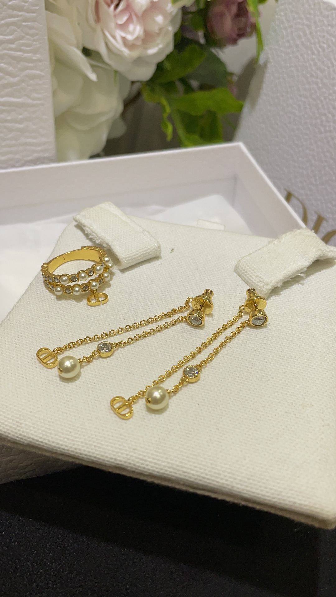 NO:634359,88160 Arrive today and buy yb's new etit CD rhinestone pearl tassel chain earrings. Long rhinestone pearl chain tassels are simple and exquisite. The streamlined design is worn on the upper ear to modify the face. It feels like a wealthy daughter. Buy it and make money. Exclusively buy yb customized Swarovski Silver Phantom diamond earrings with full packaging, Cartier high-end jewelry.1986090988160 今日到货购入yb 新款etit CD水钻珍珠流苏链条耳钉 长款水钻珍珠链条流苏简约精致 流线型设计佩戴上耳修饰脸型 很有富家千金的感觉买到赚到 独家购入yb定制 施华洛银色魅影钻 耳钉带全套包装,,卡迪亚高端饰品,Jewelry