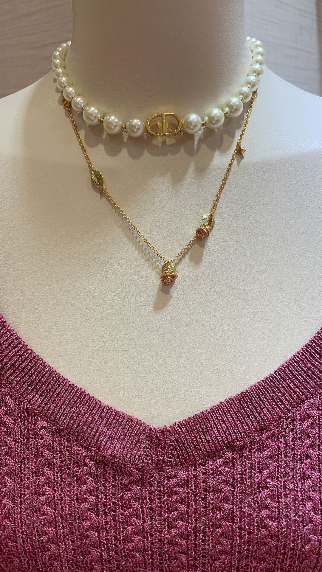 NO:632159,88220, today’s new necklace, the new Sring color enamel three-dimensional rose gold CD necklace, the color enamel three-dimensional rose has a spring feeling, the upper body is super flattering to the skin tone, the world’s wealth flower comes standard, the temperament of a very homely high-end jewelry series, z version customization, brass material, necklace, Cartier high-end jewelry1986090988220,今日新品项链 新款Sring彩色珐琅立体玫瑰花金色CD项链 彩色珐琅立体玫瑰非常有春天的感觉 上身超衬肤色 人间富贵花标配 非常有家高级珠宝系列的气质 z版定制 黄铜材质,,necklace,卡迪亚高端饰品,Jewelry