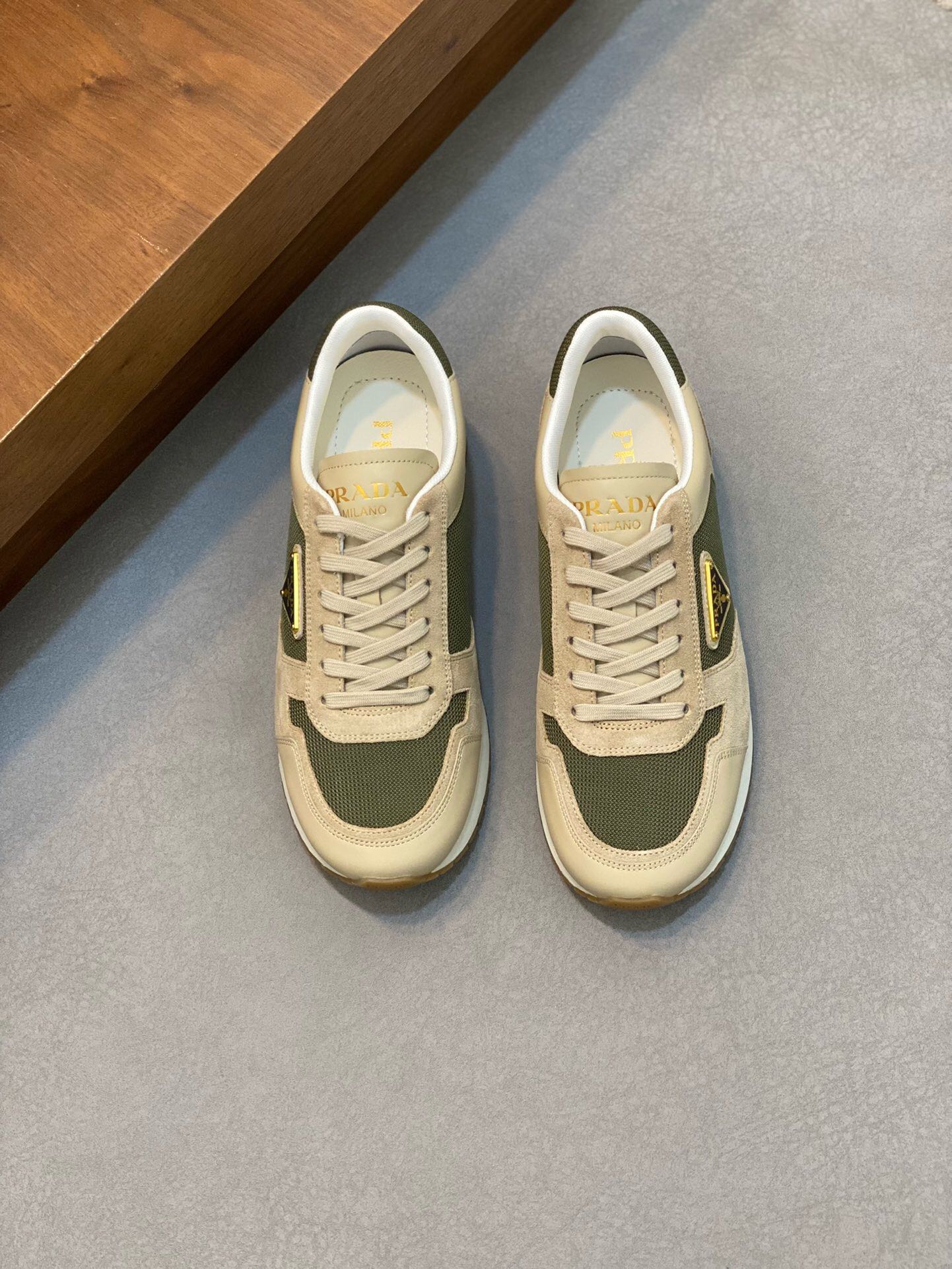 NO:218231,Brand P R A D A Color Original Color Pair Number 39-44 Customized 45 Price Material Prada New Product Original Single-Place Low-top Casual Sports Shoes!  The upper is made of original soft cowhide with Prada logo cowhide inner lining. The original molded outsole of cowhide is made of high quality, worth owning. Prada, prada, sneakers, cowhide19860909品牌P R A D A 颜色原版配色 码数39-44定做45 价格 材质普拉达新品原单货低帮休闲运动鞋！鞋面采用原版柔软牛皮搭配普拉达标识牛皮内里 牛皮垫脚原版开模大底、高品质值得拥有,普拉达,prada,sneakers,cowhide,Men's shoes