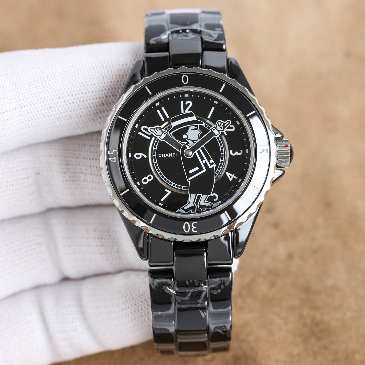 NO:764748,The latest model, the Chanel Watch Creative Studio has once again given the J12 watch a new interpretation, retaining the classic elements while bringing a new surprise design. There are two models of black and white precision ceramics, with the dial decorated with Ms. Chanel’s cartoon image. The birth of the J12 watch subverted the traditional concept of the watchmaking industry, and precision ceramics have become a precious watchmaking material. This series launches a new watch equipped with Caliber12.1 self-winding mechanical movement. Chanel’s only back-through design,  Size 38mm, material ceramic, mirror sapphire, equipped with Caliber12.1 self-winding mechanical movement, back-transparent design, chanel19860909最新款,香奈儿腕表创意工作室再次赋予J12腕表新的诠释,在保留经典元素的同时,带来了焕然一新的惊喜设计.黑色和白色精密陶瓷两个表款,表盘点缀着香奈儿女士卡通形象.J12 腕表的诞生颠覆了制表界的传统观念,精密陶瓷一举成为珍贵的制表材质.该系列推出搭载Caliber12.1自动上链机械机芯的全新表款.香奈儿唯一一款背透设计, 尺寸38mm, 材质陶瓷,镜面蓝宝石 搭载Caliber12.1自动上链机械机芯背透设计,,chanel,Watch