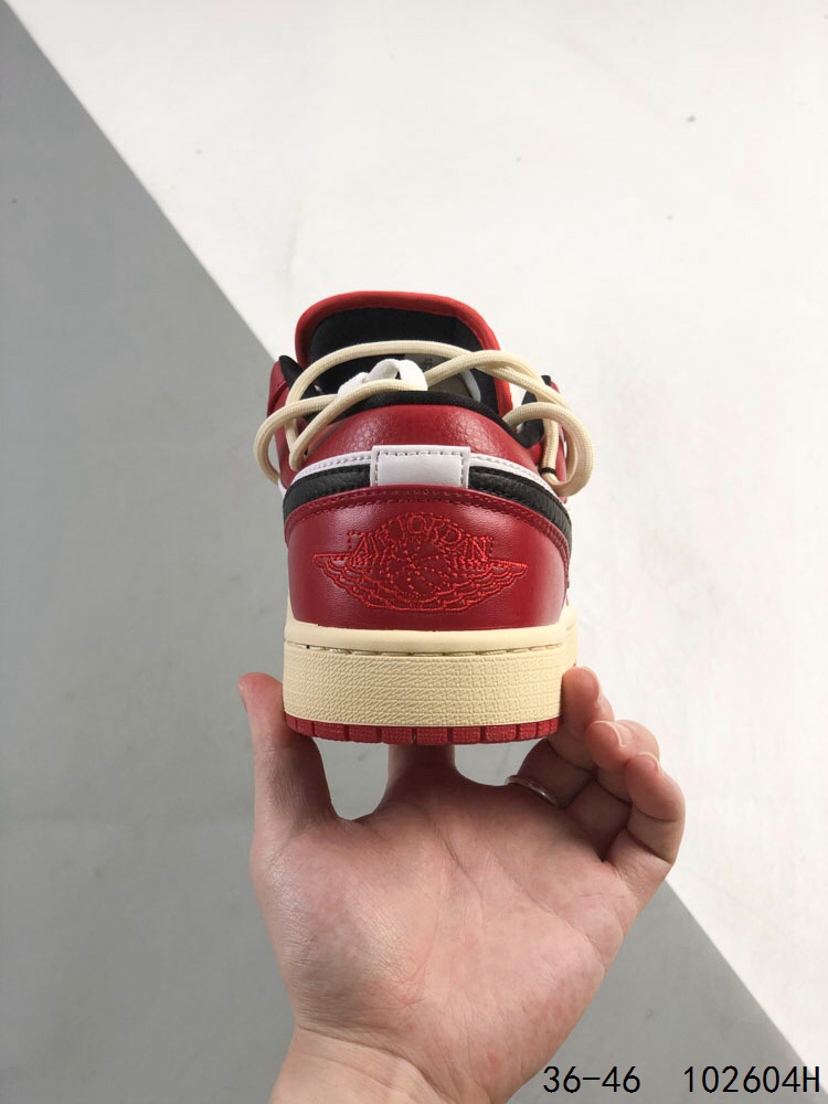 高品质真标带半码！
乔丹Air Jordan 1 Low AJ1 WH 乔1 绑绳绑带 低帮复古文化休闲运动篮球鞋。凭借出色的性能和吸睛的外观， Air Jordan直是风球场和街头的时尚标杆。Air Jordan 1 从1985年面世的元年款汲取设计灵感，采用简洁大方的经典外观，熟悉中带一抹新颖。
ID：102604H