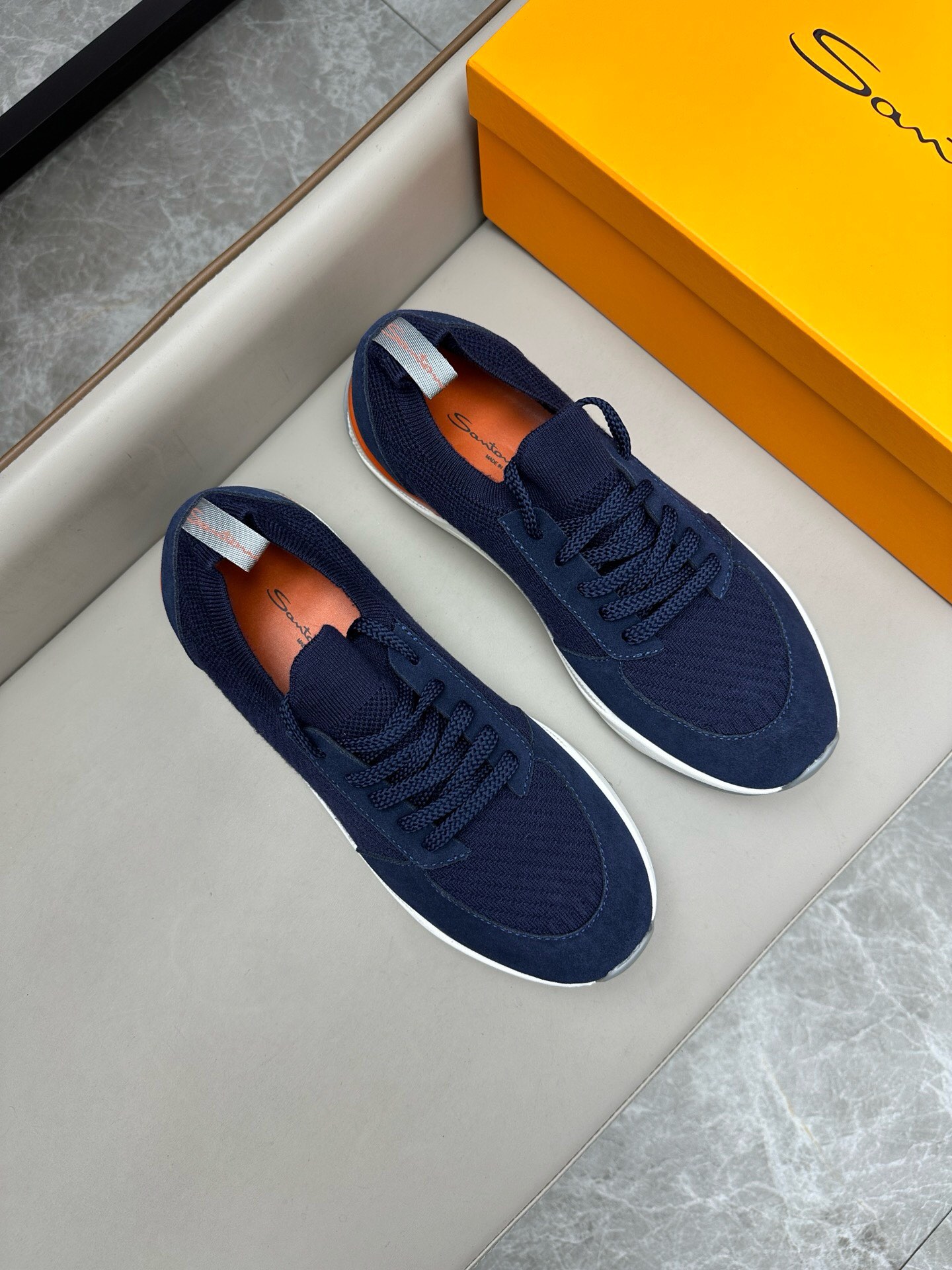 NO:218588,Brand Santoni original color matching Size 39-44 Custom made 38.45 Price Material Santoni Italian men's handmade calfskin casual shoes Pure handmade shoe brand, each pair of shoes is simple and classic, using 