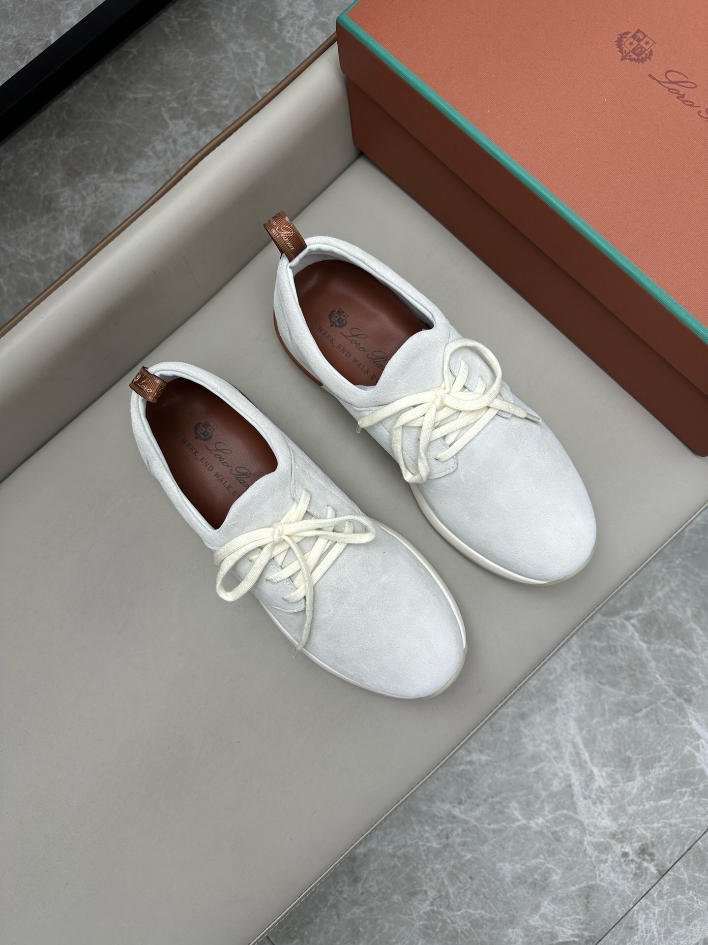 NO:218680,Brand Loro Piana color original color matching, code number 39-44 customized 45 price Material Nouo Pianya autumn hot product shipped!  The window style LoroPiana mesh cowhide casual sports men's shoes This casual shoe is knitted with Wind fiber, presenting a unique three-dimensional effect. The unique style is slightly narrowed in the middle and is embellished with Naba Leather. The light rubber sole and edge studs enhance grip and stability. The functional details of the shoe are full of modern aesthetics. The upper uses hot melt edge sealing process. The light technical material of the Kummel color rubber outsole is inlaid with cushioning pads on the inner side of the sole, which makes the weight distribution more even and reduces the load during travel. The leather eyelets are directly placed on the upper fixed to the sole to ensure stability. The rear is equipped with cushioning pads to enhance the comfort of wearing. LP casual shoes, loro piana, loro piana, cowhide19860909品牌Loro Piana 颜色原版配色 码数39-44定做45 价格 材质诺悠翩雅秋季爆款出货！橱窗款LoroPiana网面牛皮休闲运动男鞋 这款休闲鞋采用Wind纤维针织而成,呈现出别致的立体效果,独特的版型在中段轻微变窄,并以纳巴革细节点缀.轻盈橡胶鞋底和边缘的鞋钉增强抓地力和稳定性,充满现代美感的功能细节设计为鞋子平添了运动风格.鞋面使用热熔封边工艺 Kummel色橡胶外底的轻盈技术材料鞋底内侧镶嵌着缓冲垫,让重量分配更平均,减轻行进间的负荷 皮革鞋眼直接设于固定在鞋底的鞋面上,以确保稳定性 后部搭配缓冲垫,以提升穿着舒适感,LP休闲鞋,loro piana,loro piana,cowhide,Men's shoes