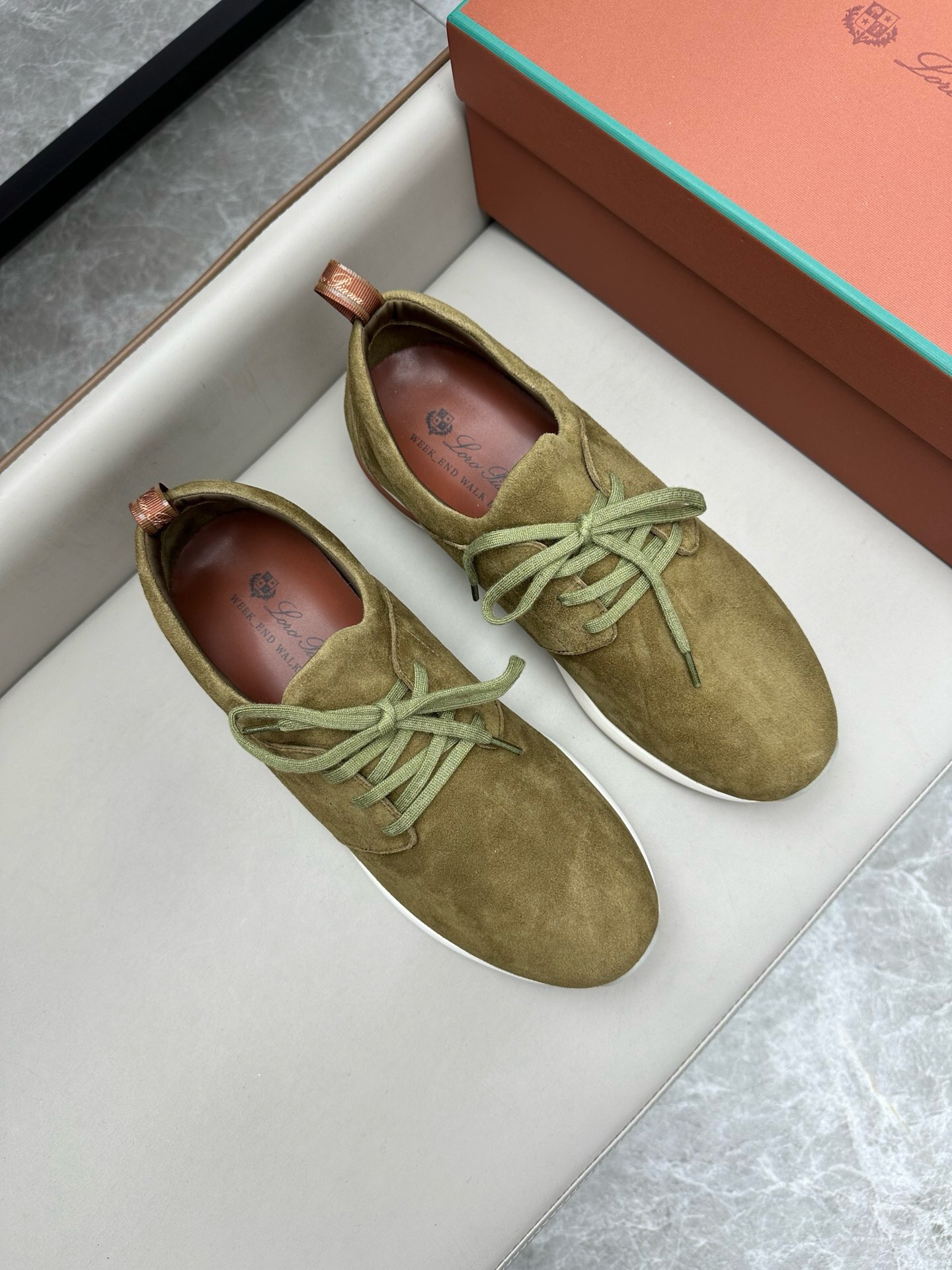 NO:217178,Brand Loro Piana color original color matching, code number 39-44 customized 45 price Material Nouo Pianya autumn hot product shipped!  The window style LoroPiana mesh cowhide casual sports men's shoes This casual shoe is knitted with Wind fiber, presenting a unique three-dimensional effect. The unique style is slightly narrowed in the middle and is embellished with Naba Leather. The light rubber sole and edge studs enhance grip and stability. The functional details of the shoe are full of modern aesthetics. The upper uses hot melt edge sealing process. The light technical material of the Kummel color rubber outsole is inlaid with cushioning pads on the inner side of the sole, which makes the weight distribution more even and reduces the load during travel. The leather eyelets are directly placed on the upper fixed to the sole to ensure stability. The rear is equipped with cushioning pads to enhance the comfort of wearing. LP casual shoes, loro piana, loro piana, cowhide19860909品牌Loro Piana 颜色原版配色 码数39-44定做45 价格 材质诺悠翩雅秋季爆款出货！橱窗款LoroPiana网面牛皮休闲运动男鞋 这款休闲鞋采用Wind纤维针织而成,呈现出别致的立体效果,独特的版型在中段轻微变窄,并以纳巴革细节点缀.轻盈橡胶鞋底和边缘的鞋钉增强抓地力和稳定性,充满现代美感的功能细节设计为鞋子平添了运动风格.鞋面使用热熔封边工艺 Kummel色橡胶外底的轻盈技术材料鞋底内侧镶嵌着缓冲垫,让重量分配更平均,减轻行进间的负荷 皮革鞋眼直接设于固定在鞋底的鞋面上,以确保稳定性 后部搭配缓冲垫,以提升穿着舒适感,LP休闲鞋,loro piana,loro piana,cowhide,Men's shoes