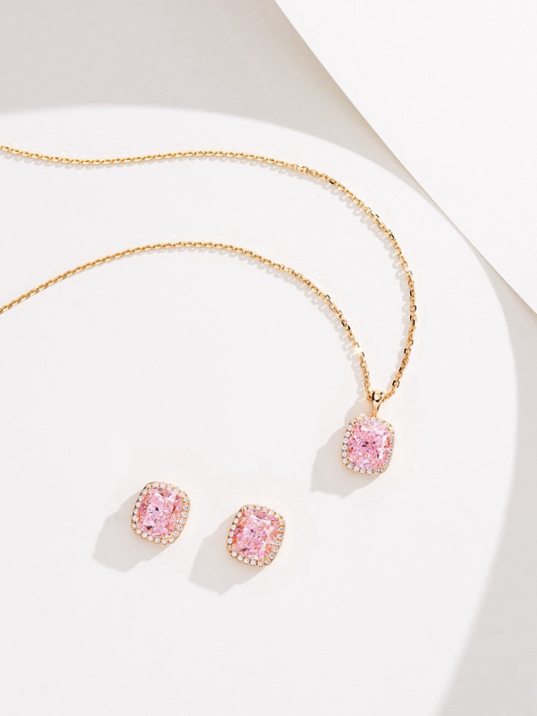 NO:632877,88270, cushion-shaped diamond necklace. Exquisite classic style, versatile for daily use, a perfect set for any match. The cushion-cut diamond has many refractive surfaces, and it is very dazzling when the light shines.  The basic model has details, the customized main stone has a harmonious and beautiful short and rectangular proportions, and a wide gold edge on the back, which perfectly covers the holes without affecting the light transmittance of the diamond. The necklace chain is a customized cross chain with embroidered patterns, with a light texture and a full length of 45cm. There are adjustment beads to adjust the length freely!  The main diamond is 2 carats~ It looks like real gold and real diamonds to the eye!  This set of pink diamonds is made from the United States. The color is very authentic. It is a hidden gem. Buy it and cherish it!  The necklace is made of silver and gold plating ~ rose gold thick gold plating, feel free to wear it ~, necklace, gold plating, Cartier high-end jewelry1986090988270,围镶枕形钻石项链. 精致的经典款,日常百搭,随便搭配都不出错的套装.枕形切割的钻折射面非常多,灯光下一闪一闪非常耀眼 基础款拼细节,定制的主石短长方比例和谐美观,背面宽金包边,完美遮盖孔位又不影响钻的透光性,项链链子是定制的车花十字链,光感质感拉满长度45cm,有调节珠可以自由调节长短哦！主钻2克拉～目测就是真金真钻的视觉哦！ 这套粉钻还是美国料,颜色非常正,沧海遗珠了,且买且珍惜！ 项链通体银镀金材质～玫瑰金厚金电镀,放心撸～,,necklace,gold plating,卡迪亚高端饰品,Jewelry