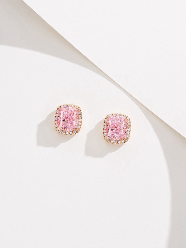 NO:632874,88290 cushion-shaped diamond stud earrings. Exquisite classic style, versatile for daily use, a perfect set for any match. The cushion-cut diamonds have many refractive surfaces and are very dazzling when the light shines. The basic model has details, the custom-made main stone has a harmonious and beautiful proportion of short and long squares, and a wide gold edge on the back, which perfectly covers the hole position without affecting the light transmittance of the diamond. The main diamond is 2 carats~ It looks like real gold and diamonds visually!  This set of pink diamonds is made from the United States. The color is very authentic. It is a hidden gem. Buy it and cherish it!  The earrings are made of silver and gold-plated material ~ rose gold thick gold plating, you can wear it with confidence ~, gold plating, Cartier high-end jewelry1986090988290围镶枕形钻石耳钉. 精致的经典款,日常百搭,随便搭配都不出错的套装.枕形切割的钻折射面非常多,灯光下一闪一闪非常耀眼 基础款拼细节,定制的主石短长方比例和谐美观,背面宽金包边,完美遮盖孔位又不影响钻的透光性,主钻2克拉～目测就是真金真钻的视觉哦！ 这套粉钻还是美国料,颜色非常正,沧海遗珠了,且买且珍惜！ 耳钉通体银镀金材质～玫瑰金厚金电镀,放心撸～,,gold plating,卡迪亚高端饰品,Jewelry