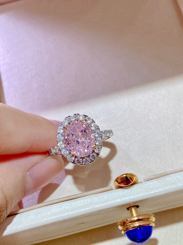 NO:632871,88290, Dream Diamond Ring [Wangchai][Wangchai] The pink diamond the one is so dreamy ~ Fairy diamond ring, you must plant grass. Classic design + exquisite craftsmanship + beautiful pink diamond equals beauty without blind spots!  The egg-shaped main diamond can be said to be a hidden gem in the ocean. It is imported from the United States. It is light pink with a little purple tint. It is clear and has good refraction. Now this material has become extinct. The radiant cut is bottomless and charming. It is paired with a classic surrounding design. It is exquisite, durable and very sparkling. The ring is made of gold-plated silver and all diamonds are hand-set. They are arranged neatly and tightly, solid and beautiful!  Proper gold craftsmanship!  The main diamond is 3 carats, just the right size, with a sense of presence but not too exaggerated. It is also suitable for daily matching!  Simulated diamonds require good diamonds and good craftsmanship, so that it is difficult for the naked eye to tell the real from the fake [smile] [smile] Recommended code size: US 56789.,,ring,gold plating,Cardia high-end jewelry1986090988290,梦想钻戒[旺柴][旺柴] 粉钻the one太梦幻了～仙女钻戒,必须要种草 经典的设计+精湛的工艺+绝美粉钻等于无死角的美！ 蛋形主钻可以说是沧海遗珠了,还是美国进口料,带一点点紫色调的浅粉色,清澈,折射度好,现在这个材料已经绝迹了雷迪恩切工深不见底,深邃迷人,搭配经典的围镶设计,精致耐看,非常闪耀 戒指通体银镀金材质,所有碎钻均为手镶,排列整齐紧密,牢固又美观！妥妥的金货工艺！主钻3克拉,恰到好处的尺寸,有存在感但不至于太浮夸,日常搭配也是妥妥的！ 仿真钻就是要好的钻+好的工艺,才能做到肉眼难以分辨真假[奸笑][奸笑]推荐 码数美国56789码.,,ring,gold plating,卡迪亚高端饰品,Jewelry