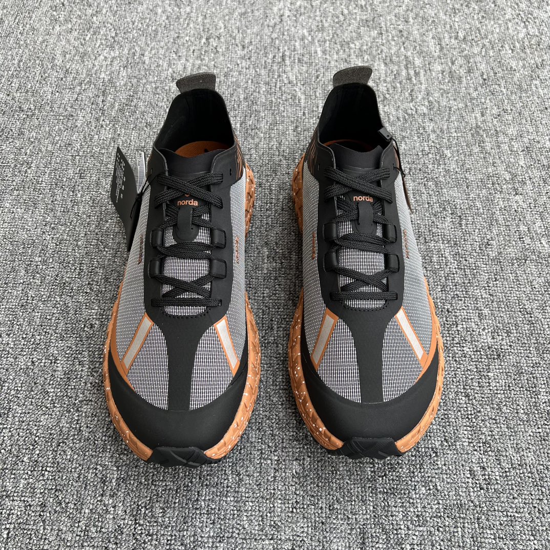 NO:272032,1984 zegna co-branded Xnorda sports running shoes This sports running shoes have super breathable properties. This dynamic and dynamic sports running shoes provide you with stable support and show your personality. The distinctive contrasting color design can create the focus of attention regardless of inside or outside the sports field. The car's midsole cover is movable. The shoes are light and easy to wear, the sole is soft and comfortable, and the outsole is designed as a Vlbram brand LOGO film, which is shock-proof and anti-slip. The production process is perfectly integrated with high technology, comfortable and excellent performance. The latest packaging of size 39/40/41/42/43/44/45, comes with a shoe storage bag, zegna198609091984 zegna 杰尼亚联名款Xnorda 运动跑鞋 这款运动跑鞋上脚透气性超好,这款满蕴动感活力的运动跑鞋为您提供稳固支撑,秀出个性风采.鲜明的撞色设计,不论运动场内外,均能造就瞩目焦点.车中底套楦做法,可活动脚床.鞋子轻便好穿,鞋底软弹舒适,大底设计为Vlbram品牌LOGO底片,防震防滑. 制作工艺与高科技完美融合、舒适不凡,性能优异. 尺码39/40/41/42/43/44/45最新包装,随附鞋履收纳袋,,zegna,Men's shoes