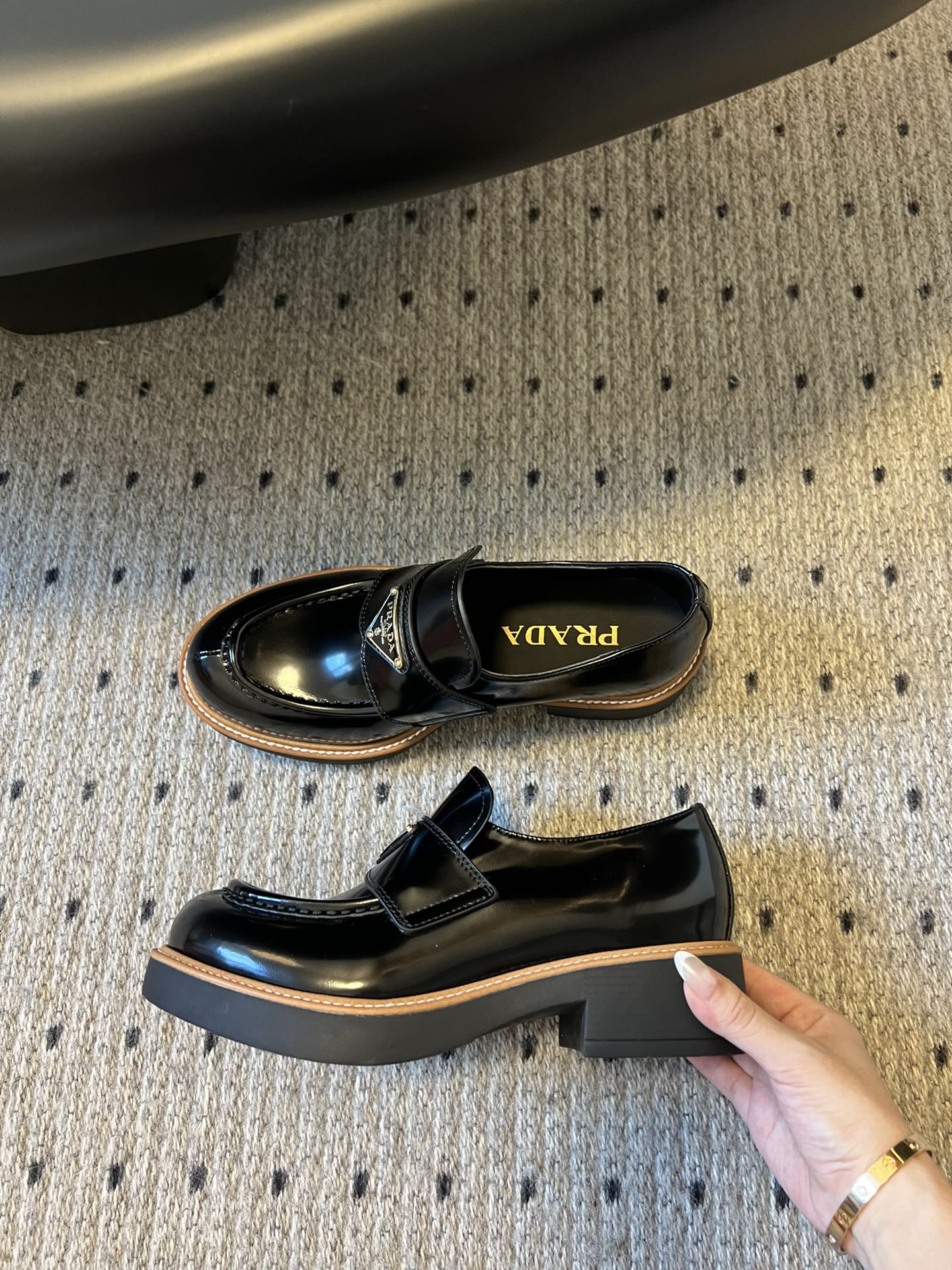 Prad*普拉达 软牛皮厚底经典三角标乐福鞋 新款配色真的绝！适用于各个季节！当之无愧的四季款，刘雯众多