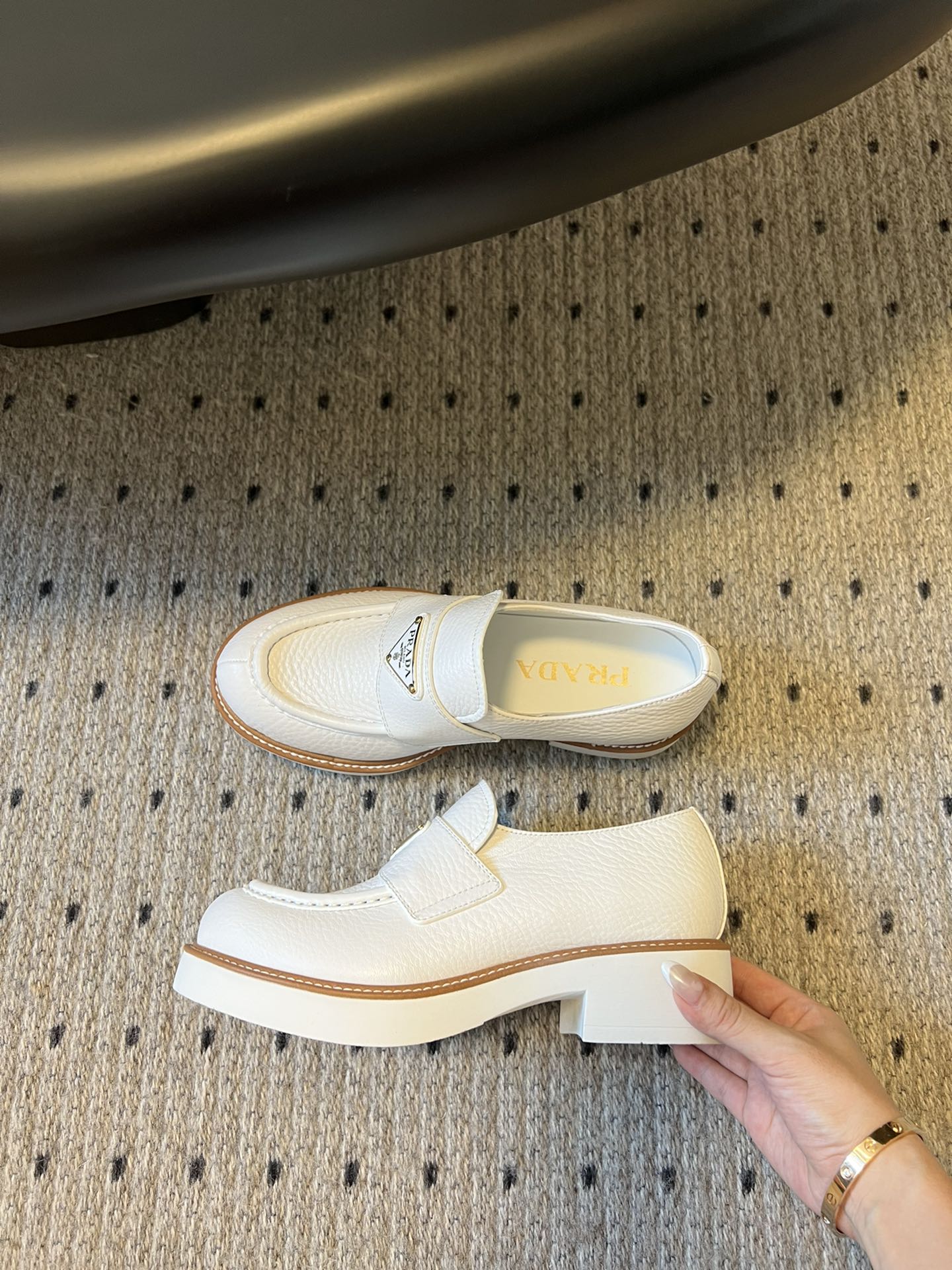 Prada Leren Loafers met Dikke Zool en Driehoek Logo - Stijlvol en Comfortabel