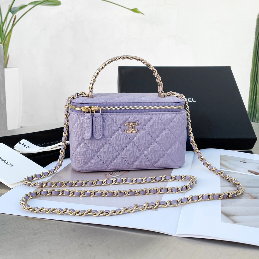 NO:181934,Xiangjia's latest 24A braided hand-held box bag cosmetic bag, the handle is really exquisite and high-end. The front and back two strips are made of classic leather-wrapped chains combined with a pure metal retro hardware in the middle. The triple braided design not only makes the bag more advanced texture, but also adds visual layering. Come and take it away. Model: J00058 A9 J00008 Size 17/10/8, CHANEL, chanel, chanel, cosmetic bags & cases19860909香家最新款24A编织手提盒子包化妆包 ,手柄真的是设计精致又高级,前后两道沿用经典的皮穿链条结合中间一道纯金属复古五金的三重编织设计不仅让包包更具高级质感,还增添了视觉层次感,快来抱走吧 型号:J00058 A9 J00008 尺寸17/10/8,CHANEL,chanel,chanel,cosmetic bags & cases,Bag