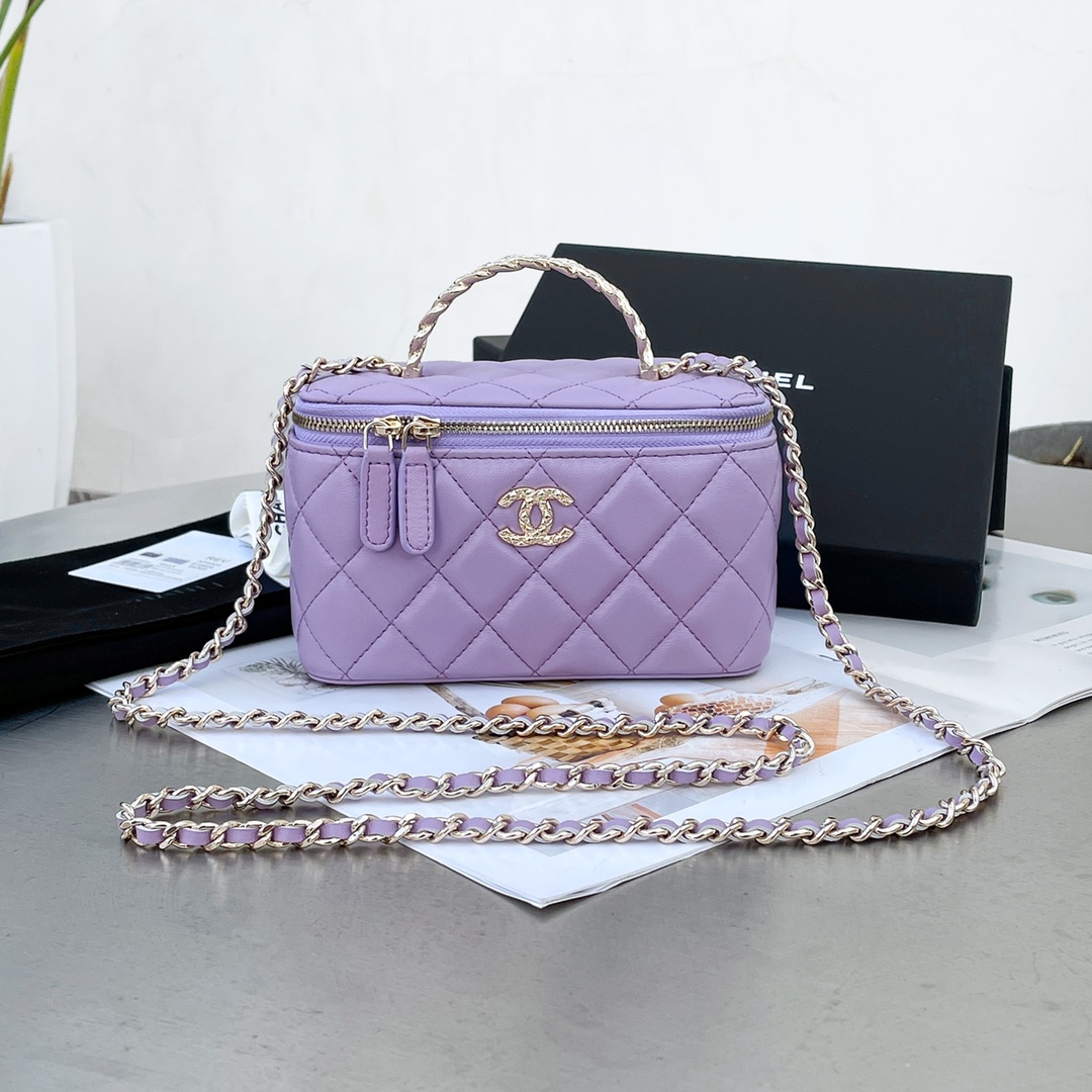 NO:181966,Xiangjia's latest 24a woven handbag makeup bag. The handicraft workshop series is another popular product. The metal woven handle is inlaid with black rhinestones combined with classic bag shapes. It is a bag and an accessories. It is really exquisite, beautiful and practical. I love you and fall in love. Jimei. Model: J00058 A7 J00008 Size 17/10/8, CHANEL, chanel, chanel, cosmetic bags & cases19860909香家最新款24a编织手提盒子包化妆包 手工坊系列又一爆火出品,金属编织手柄镶嵌黑色水钻结合经典包型,是包包又是饰品,真的是精致好看又实用,爱了爱了,入坑入坑集美们 型号:J00058 A7 J00008 尺寸17/10/8,CHANEL,chanel,chanel,cosmetic bags & cases,Bag