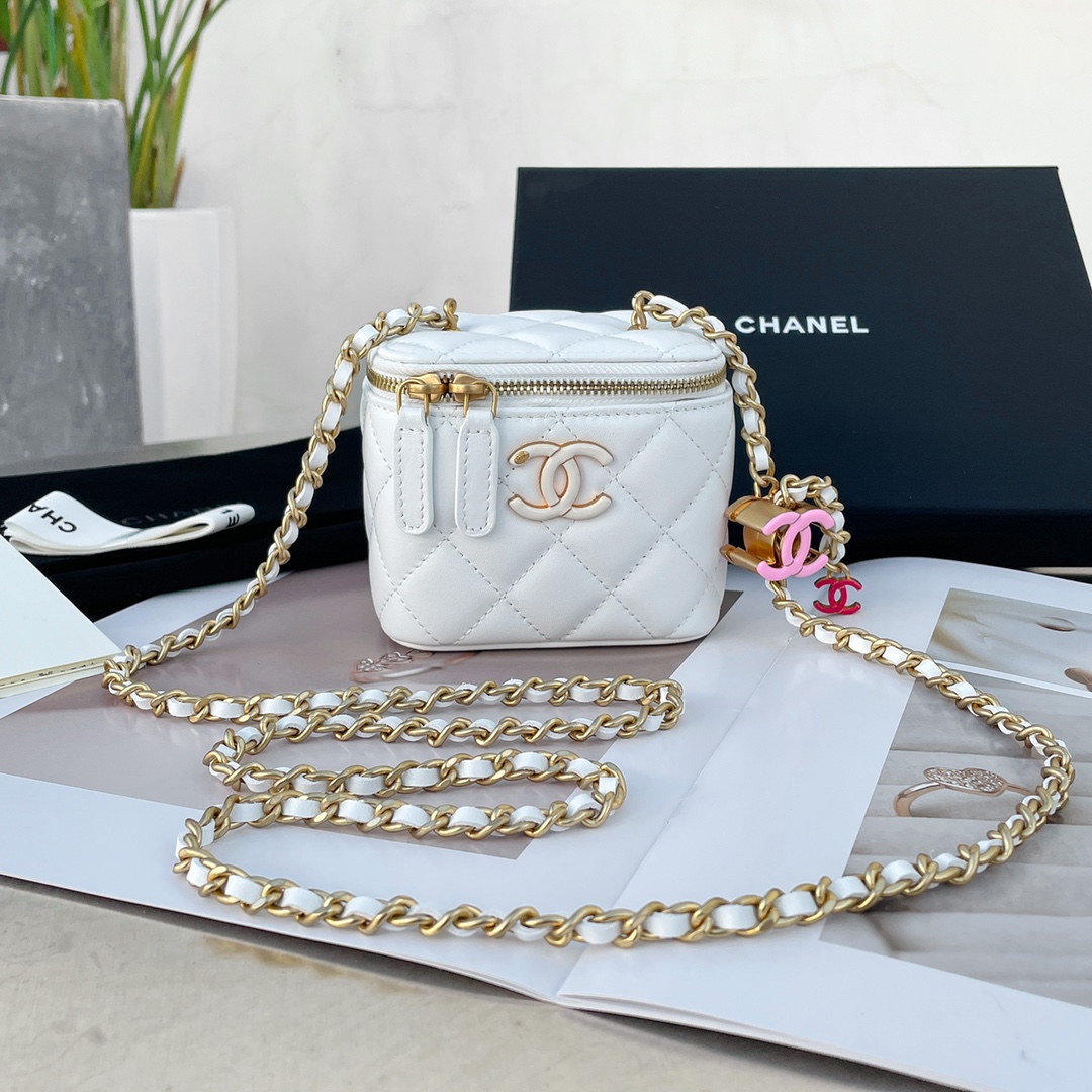 NO:181950,Xiangjia's latest 24a handmade workshop enamel double C adjustment buckle mini box bag cosmetic bag, handmade workshop series is another popular product, classic bag type with jewelry-grade chain hardware, look at the picture, are you in love at first sight, designing the bag into jewelry, it is really exquisite, beautiful and practical, if you love it, you must get into the pit Jimei Model: J00056 A J00008 Size 8.5/11/7, CHANEL, chanel, chanel, cosmetic bags & cases19860909香家最新款24a手工坊珐琅双C调节扣 mini盒子包化妆包,手工坊系列又一爆火出品,经典包型搭配饰品级链条五金,看图看图,是不是一眼就爱上了,把包包设计成饰品,真的是精致好看又实用,爱了爱了,必须入坑啊集美们 型号:J00056 A J00008 尺寸8.5/11/7,CHANEL,chanel,chanel,cosmetic bags & cases,Bag