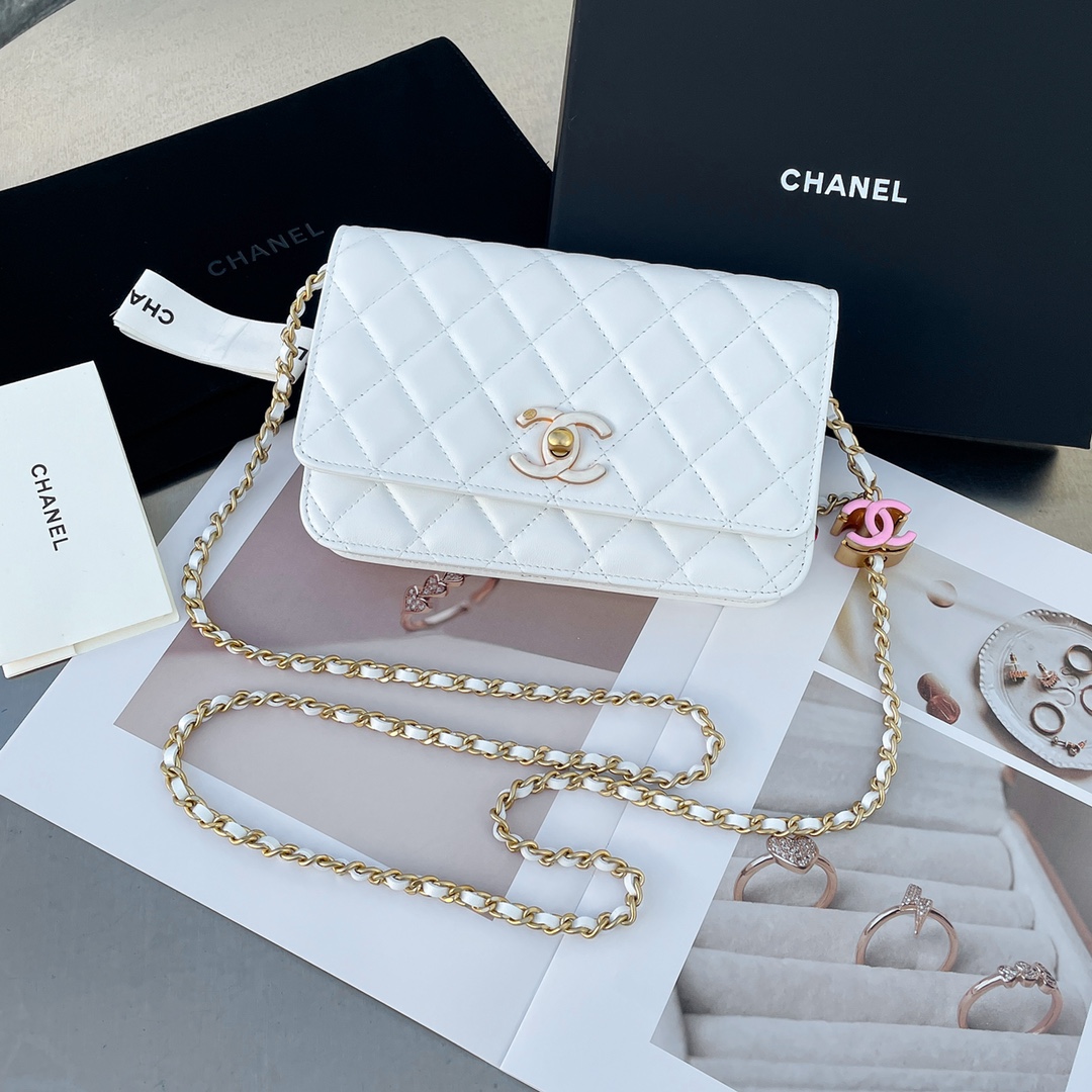 NO:181960,Xiangjia's latest 24a handmade workshop enamel double C adjustment buckle WOC, the handmade workshop series is another hot product, classic bag type with jewelry-grade chain hardware, look at the picture, are you in love with it at a glance? Designing the bag as an jewelry is really exquisite, beautiful and practical. If you love it, you must get into the trap Jimei. Model: J00060 AP J00008 Size 19/12/4, CHANEL, chanel, chanel19860909香家最新款24a手工坊珐琅双C调节扣 WOC,手工坊系列又一爆火出品,经典包型搭配饰品级链条五金,看图看图,是不是一眼就爱上了,把包包设计成饰品,真的是精致好看又实用,爱了爱了,必须入坑啊集美们 型号:J00060 AP J00008 尺寸19/12/4,CHANEL,chanel,chanel,Bag