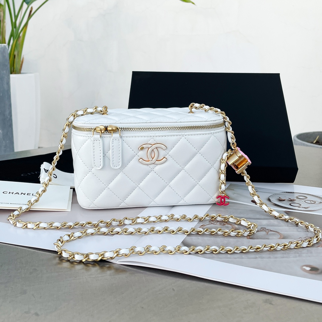 NO:181955,Xiangjia's latest 24a handmade workshop enamel double C adjustable buckle box bag cosmetic bag, handmade workshop series is another popular product, classic bag type with jewelry-grade chain hardware, look at the picture, are you in love at first sight, designing the bag into jewelry, it is really exquisite, beautiful and practical, if you love, you must get into the trap Jimei. Model: J00058 AP J00008 Size 17/10/8, CHANEL, chanel, chanel, cosmetic bags & cases19860909香家最新款24a手工坊珐琅双C调节扣盒子包化妆包,手工坊系列又一爆火出品,经典包型搭配饰品级链条五金,看图看图,是不是一眼就爱上了,把包包设计成饰品,真的是精致好看又实用,爱了爱了,必须入坑啊集美们 型号:J00058 AP J00008 尺寸17/10/8,CHANEL,chanel,chanel,cosmetic bags & cases,Bag