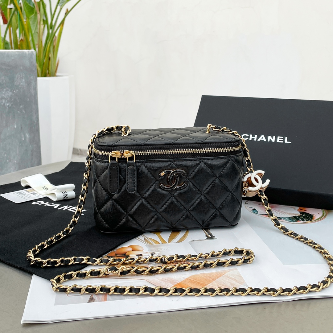 NO:181965,Xiangjia's latest 24a handmade workshop enamel double C adjustable buckle box bag cosmetic bag, handmade workshop series is another popular product, classic bag type with jewelry-grade chain hardware, look at the picture, are you in love at first sight, designing the bag into jewelry, it is really exquisite, beautiful and practical, if you love, you must get into the trap Jimei. Model: J00058 AP J00008 Size 17/10/8, CHANEL, chanel, chanel, cosmetic bags & cases19860909香家最新款24a手工坊珐琅双C调节扣盒子包化妆包,手工坊系列又一爆火出品,经典包型搭配饰品级链条五金,看图看图,是不是一眼就爱上了,把包包设计成饰品,真的是精致好看又实用,爱了爱了,必须入坑啊集美们 型号:J00058 AP J00008 尺寸17/10/8,CHANEL,chanel,chanel,cosmetic bags & cases,Bag