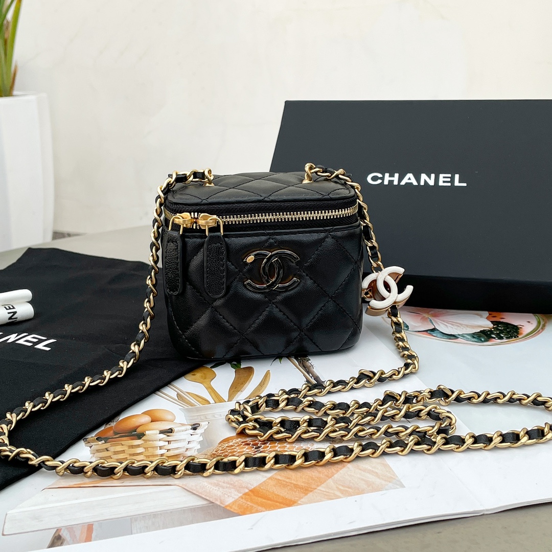 NO:181968,Xiangjia's latest 24a handmade workshop enamel double C adjustment buckle mini box bag cosmetic bag, handmade workshop series is another popular product, classic bag type with jewelry-grade chain hardware, look at the picture, are you in love at first sight, designing the bag into jewelry, it is really exquisite, beautiful and practical, if you love it, you must get into the pit Jimei Model: J00056 A J00008 Size 8.5/11/7, CHANEL, chanel, chanel, cosmetic bags & cases19860909香家最新款24a手工坊珐琅双C调节扣 mini盒子包化妆包,手工坊系列又一爆火出品,经典包型搭配饰品级链条五金,看图看图,是不是一眼就爱上了,把包包设计成饰品,真的是精致好看又实用,爱了爱了,必须入坑啊集美们 型号:J00056 A J00008 尺寸8.5/11/7,CHANEL,chanel,chanel,cosmetic bags & cases,Bag