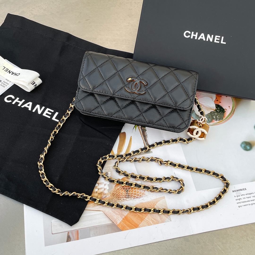 NO:181921,Genuine grade original leather version Xiangjia latest 24a handmade workshop enamel double C adjustment buckle miniwoc, handmade workshop series is another hot product, classic bag type with jewelry-grade chain hardware, look at the picture, are you in love with it at a glance? Designing the bag as an jewelry is really exquisite, beautiful and practical. If you love it, you must get into the trap Jimei. Model: J00052 A J00008 Size 17/10/3, CHANEL, chanel, chanel19860909正品级 原厂皮版本 香家最新款24a手工坊珐琅双C调节扣 miniwoc ,手工坊系列又一爆火出品,经典包型搭配饰品级链条五金,看图看图,是不是一眼就爱上了,把包包设计成饰品,真的是精致好看又实用,爱了爱了,必须入坑啊集美们 型号:J00052 A J00008 尺寸17/10/3,CHANEL,chanel,chanel,Bag