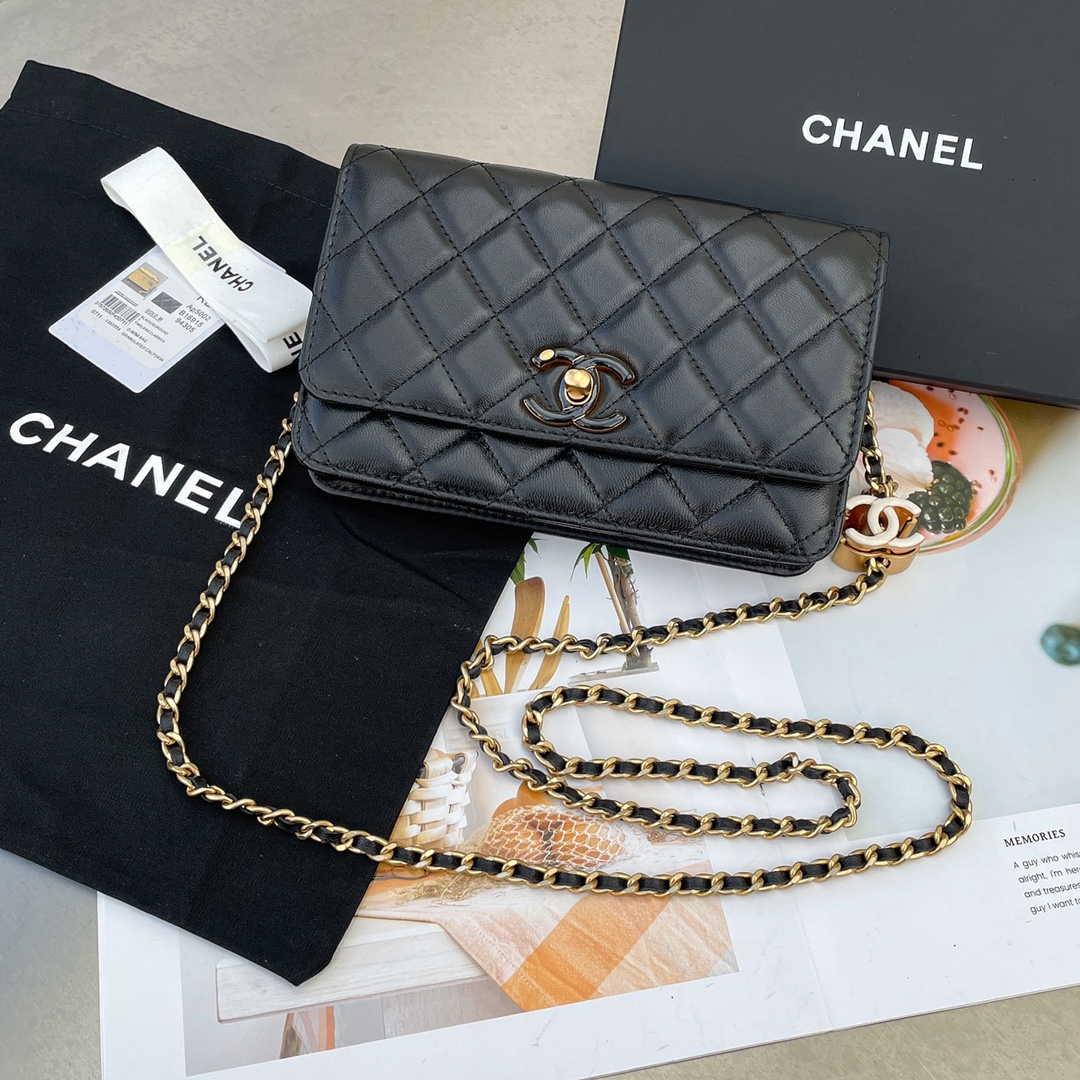 NO:181971,Xiangjia's latest 24a handmade workshop enamel double C adjustment buckle WOC, the handmade workshop series is another hot product, classic bag type with jewelry-grade chain hardware, look at the picture, are you in love with it at a glance? Designing the bag as an jewelry is really exquisite, beautiful and practical. If you love it, you must get into the trap Jimei. Model: J00060 AP J00008 Size 19/12/4, CHANEL, chanel, chanel19860909香家最新款24a手工坊珐琅双C调节扣 WOC,手工坊系列又一爆火出品,经典包型搭配饰品级链条五金,看图看图,是不是一眼就爱上了,把包包设计成饰品,真的是精致好看又实用,爱了爱了,必须入坑啊集美们 型号:J00060 AP J00008 尺寸19/12/4,CHANEL,chanel,chanel,Bag