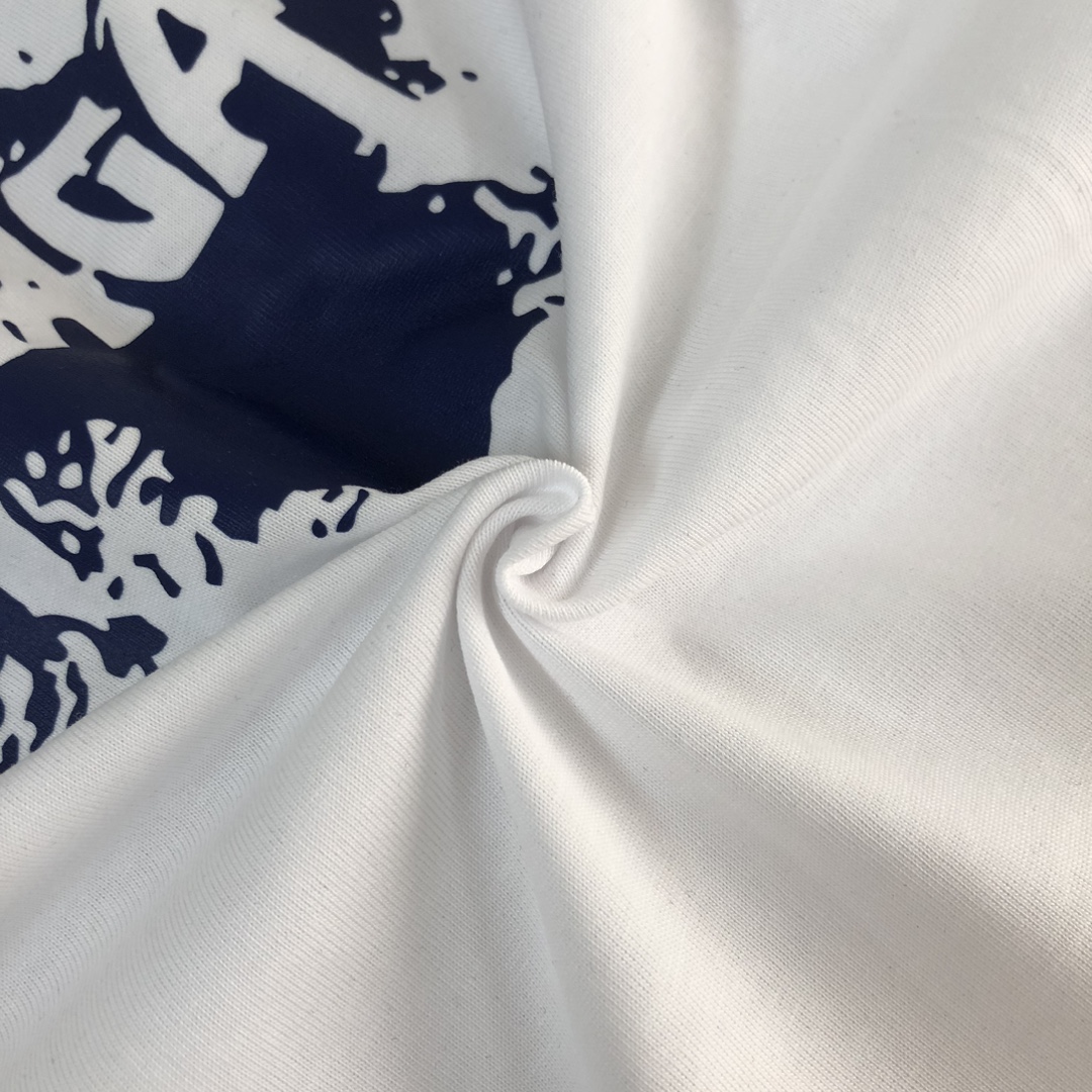 🛒购物价：68💰[原标包装吊牌采用纯棉200克.印花版本]2-3天左右物流不接急单.BALENCIAGA 巴黎世家  24最新款情侣款短袖T恤
定制200克同缸染面料  手感非常舒服  
春夏最新砖柜同步 OS落肩版型 时尚又个性  超级百搭好看的一款                
男女都非常合适  人手必备款 
吊牌 领标 水洗麦 三标齐全
颜色: 白色
尺码:M-5XL