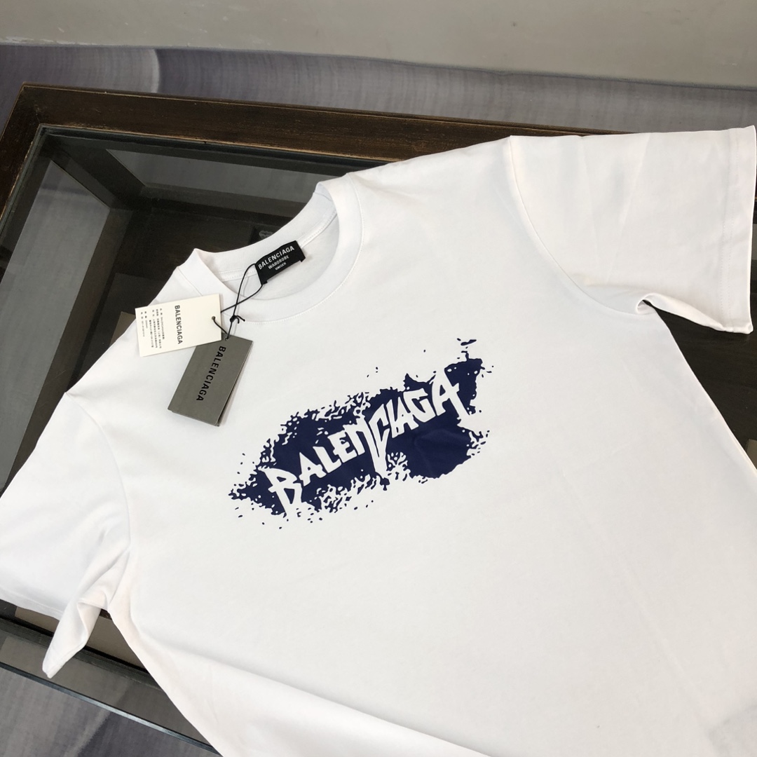 🛒购物价：68💰[原标包装吊牌采用纯棉200克.印花版本]2-3天左右物流不接急单.BALENCIAGA 巴黎世家  24最新款情侣款短袖T恤
定制200克同缸染面料  手感非常舒服  
春夏最新砖柜同步 OS落肩版型 时尚又个性  超级百搭好看的一款                
男女都非常合适  人手必备款 
吊牌 领标 水洗麦 三标齐全
颜色: 白色
尺码:M-5XL