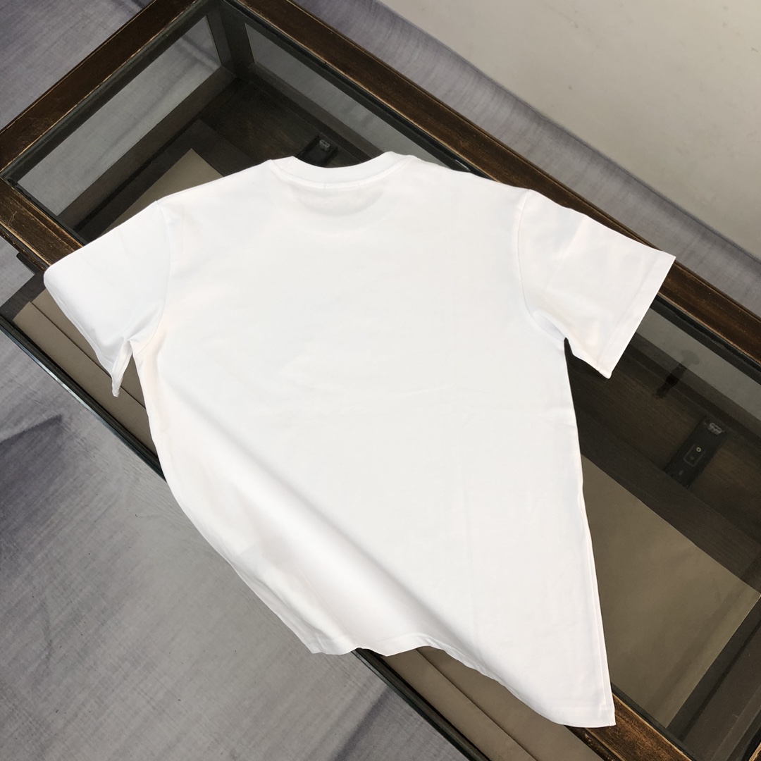 🛒购物价：68💰[原标包装吊牌采用纯棉200克.印花版本]2-3天左右物流不接急单.BALENCIAGA 巴黎世家  24最新款情侣款短袖T恤
定制200克同缸染面料  手感非常舒服  
春夏最新砖柜同步 OS落肩版型 时尚又个性  超级百搭好看的一款                
男女都非常合适  人手必备款 
吊牌 领标 水洗麦 三标齐全
颜色: 白色
尺码:M-5XL