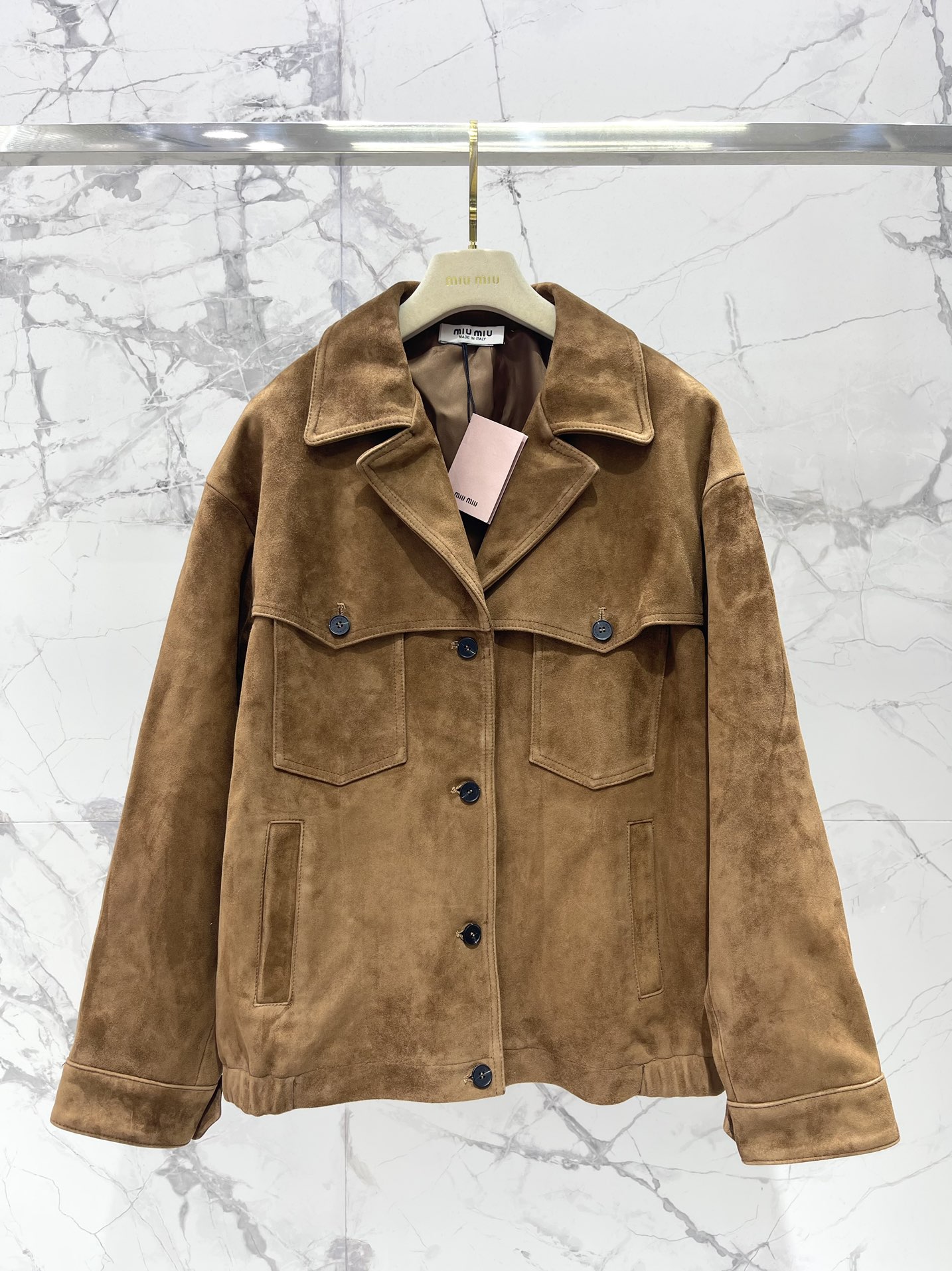 NO:891785,*Miu Miu's new brown suede lapel single-breasted jacket and leather jacket. This jacket is available for both men and women!  It’s definitely a CP combination that turns heads!  The texture of suede is soft and waxy to the touch with a hint of unruliness. It is a double hit of texture and appearance!  Size SML, Miu Miu-clothing, jackets & coats, jackets & coats, leather jacket, chamois leather,19860909*缪缪新款棕色麂皮翻领单排扣夹克外套皮衣 这款夹克外套可是男女同款哦！绝对是回头率爆表的CP组合！ 麂皮的质感,摸起来软糯又带着一丝不羁,简直是质感与颜值的双重暴击！ 码数SML,缪缪-服装,jackets & coats,jackets & coats,leather jacket,chamois leather,,Women's clothing