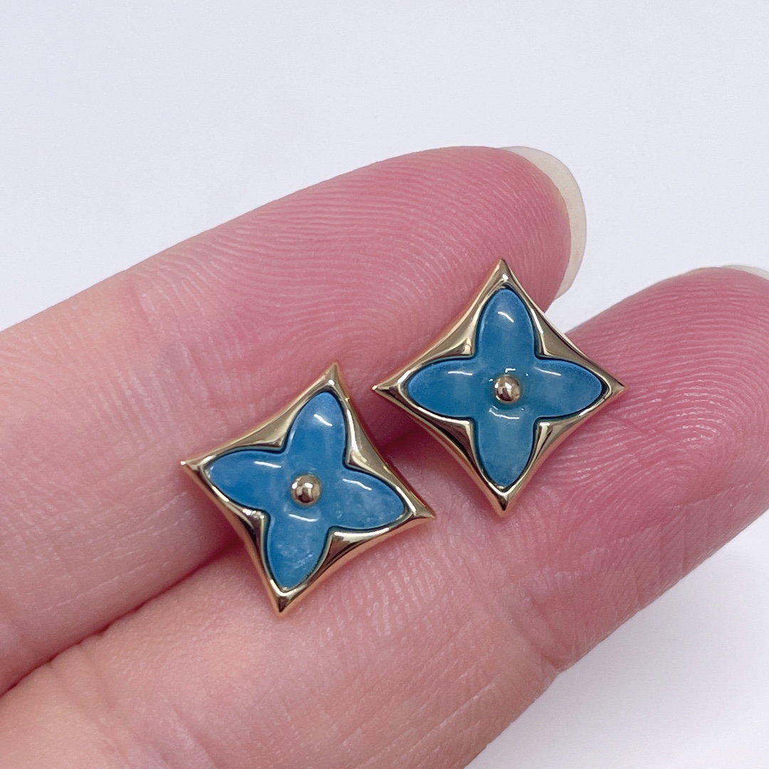 NO:669560,L new natural amazonite earrings. The blue-green amazonite is perfect for summer. The color is so healing and eye-catching. It is very beautiful. In stock. In stock. 88260, Cardia high-end jewelry.19860909L新款天然天河石耳钉 蓝绿色调的天河石跟夏天简直绝配 颜色真的太治愈太吸睛了美得很出众 现货 现货88260,,卡迪亚高端饰品,Jewelry