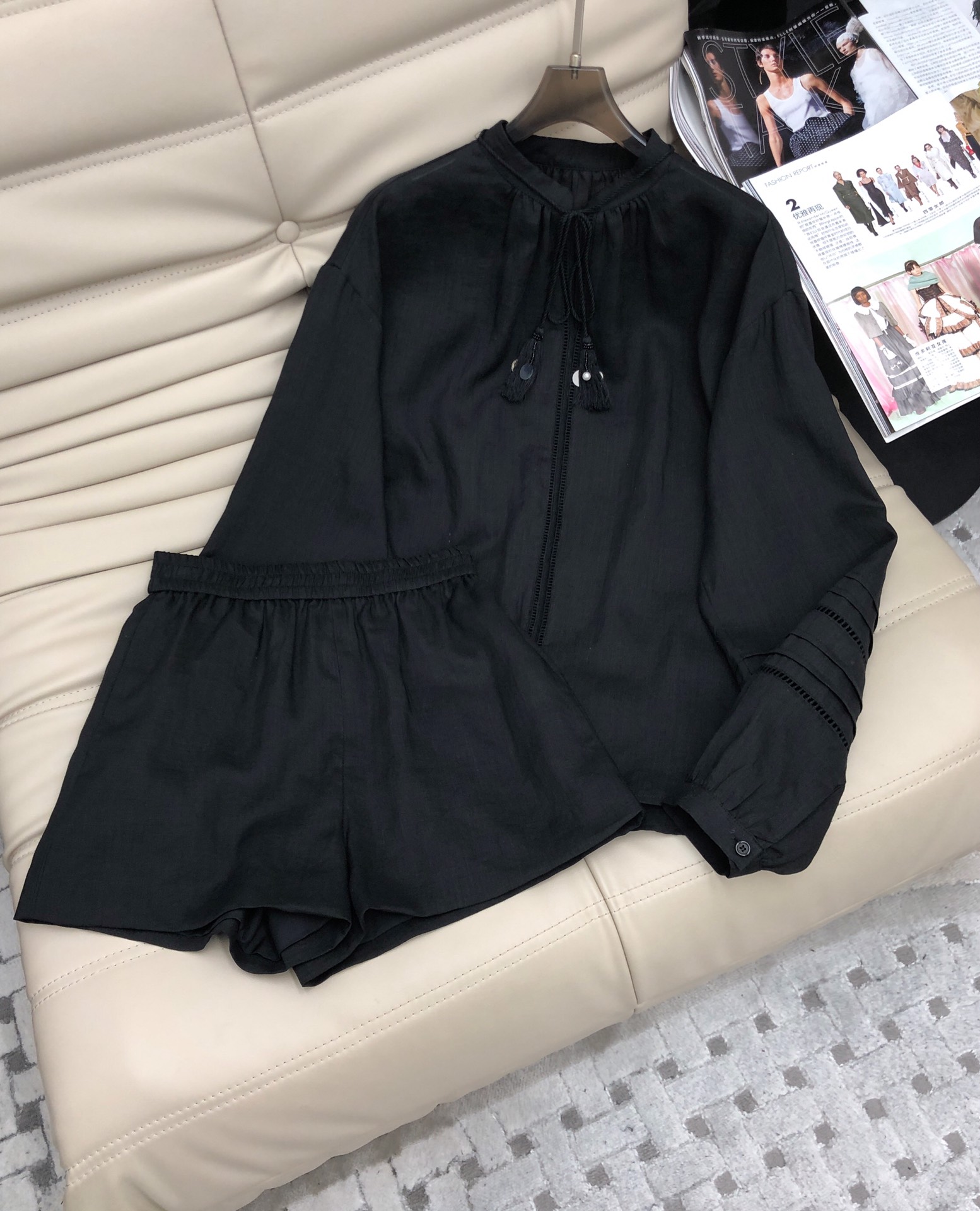 NO:476128,New Year's New Style Lace-up Long Sleeve Top Shorts Set Super exquisite! The upper body is elegant and refreshing, customized fabrics Now it's just right to wear, and it can be used as sun protection~ When you don't know what to wear when you go out, this suit is a worry-free and fashionable choice. It is simple and generous, casual and free and elegant, very refreshing and slimming~ Monochrome SMEL, shorts, alexander wang19860909年新款 系带长袖上衣短裤 套装 超级精致!上身优雅又清爽,定制面料 现在穿刚刚好,还能当防晒～出门不知道穿什么的时候,这种套装是省心又时髦的选择,简约大方,随性里带着洒脱和气质,非常提气也蛮显瘦的～单色ＳＭＬ,,shorts,alexander wang,Women's clothing