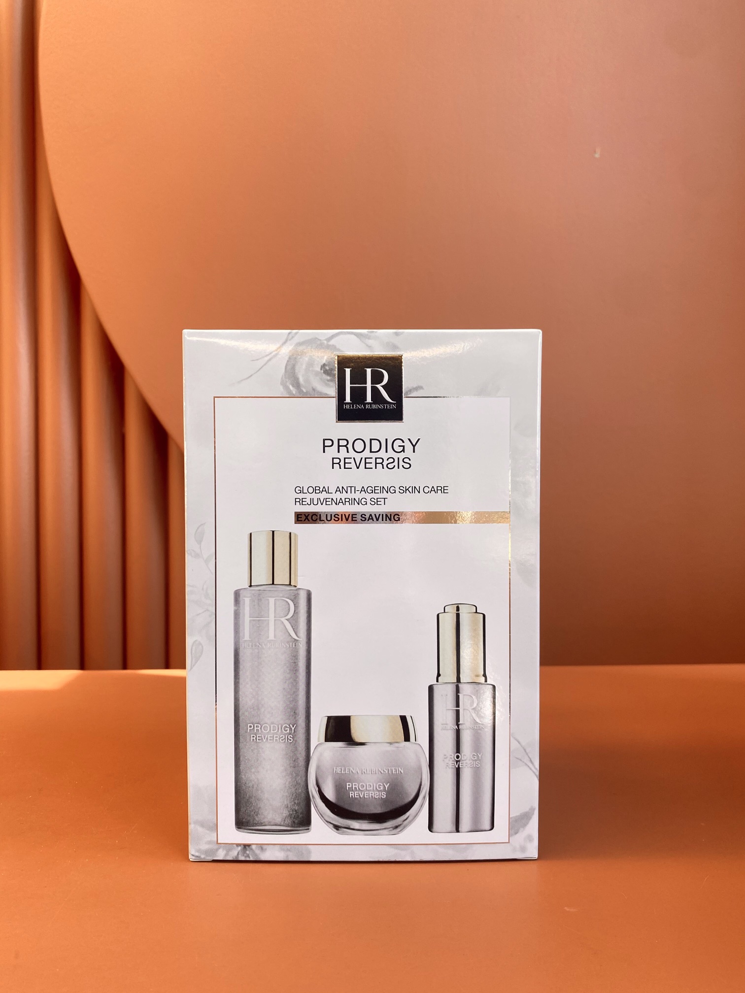 Set de tres piezas Helena Rubinstein! Incluye: contorno de ojos 15ml, sérum concentrado 30ml, loción de extracto 200ml.