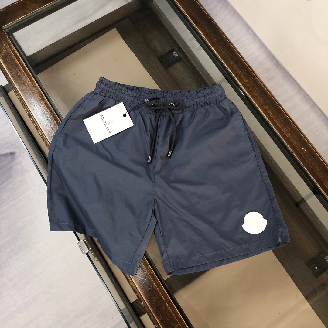 شورت سباحة Moncler للرجال بتصميم عصري ومريح، مثالي للشاطئ والرحلات