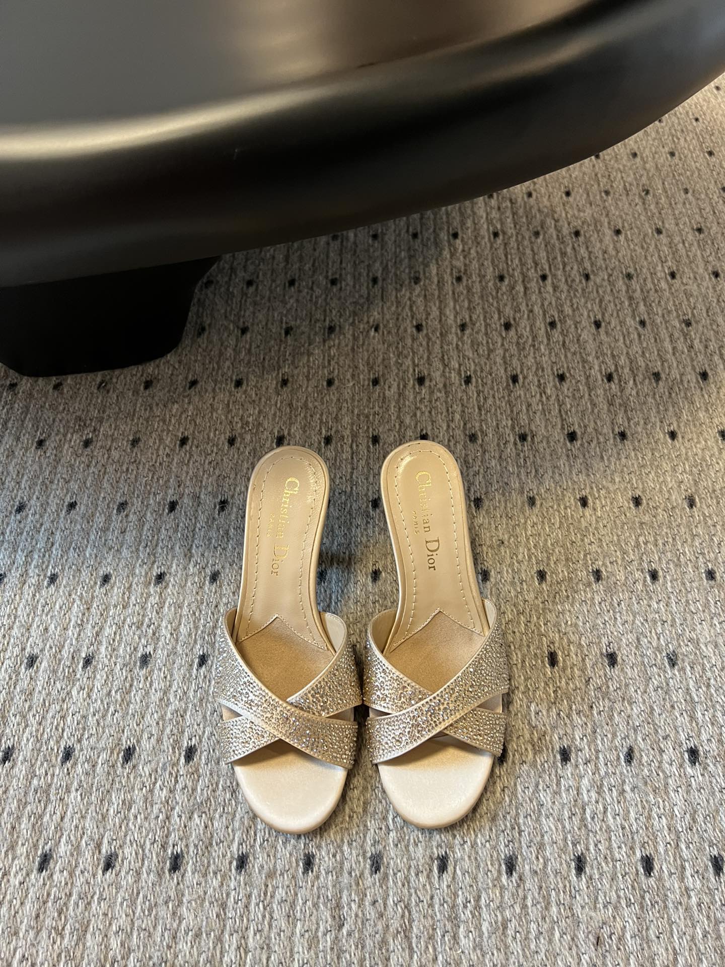 NO:512109,Top version Dior 25/New Pearl Heel Crossed High Heel Slippers Dior Dior 2025 Spring and Summer Show New Tribales Series Women's Shoes CD Stars Same Fashion Tip Pearl Alphabet Logo Hardware Buckle High Heel Shoes Top High-end Version on the market is simply the dream shoes for girls. The shoes adopt a pearl heel design, making the overall look very textured and luxurious. The pearl decoration gives people a noble and elegant feeling, making the whole shoe look more refined. The cross design is very distinctive, which can not only modify the ankle lines, but also add visual effects, making the feet look longer and slender. Moreover, this design also makes the ankle thinner, making it look very slimmer when worn!  !  Material diamond surface/silk, imported sheep lining, outsole, leather, size 34-41 (customized by 34/40/41), high heels, slippers, balenciaga, dior, dior, high heels, slippers, real silk, Leather soles19860909顶级版本 Dior·迪奥25/新品珍珠跟交叉高跟拖鞋 Dior 迪奥 2025春夏走秀新款Tribales系列女鞋 CD明星同款时尚尖头珍珠字母logo五金扣高跟单鞋 市面顶级高端版本 简直就是女生们的梦想鞋款 鞋子采用了珍珠跟设计,让整体看起来非常有质感和奢华感.珍珠的装饰给人一种高贵典雅的感觉,让整个鞋子看起来更加精致 交叉设计非常有特色,既可以修饰脚踝线条,又可以增加视觉效果,让脚部看起来更加修长纤细.而且这种设计也非常显脚踝细,穿上去非常显瘦！！ 材质钻面/真丝 内里进口羊里 大底真皮大底 码数34-41（34/40/41定做）,高跟鞋拖鞋,balenciaga,dior,dior,high heels,slippers,real silk,Leather soles,Women's Shoes