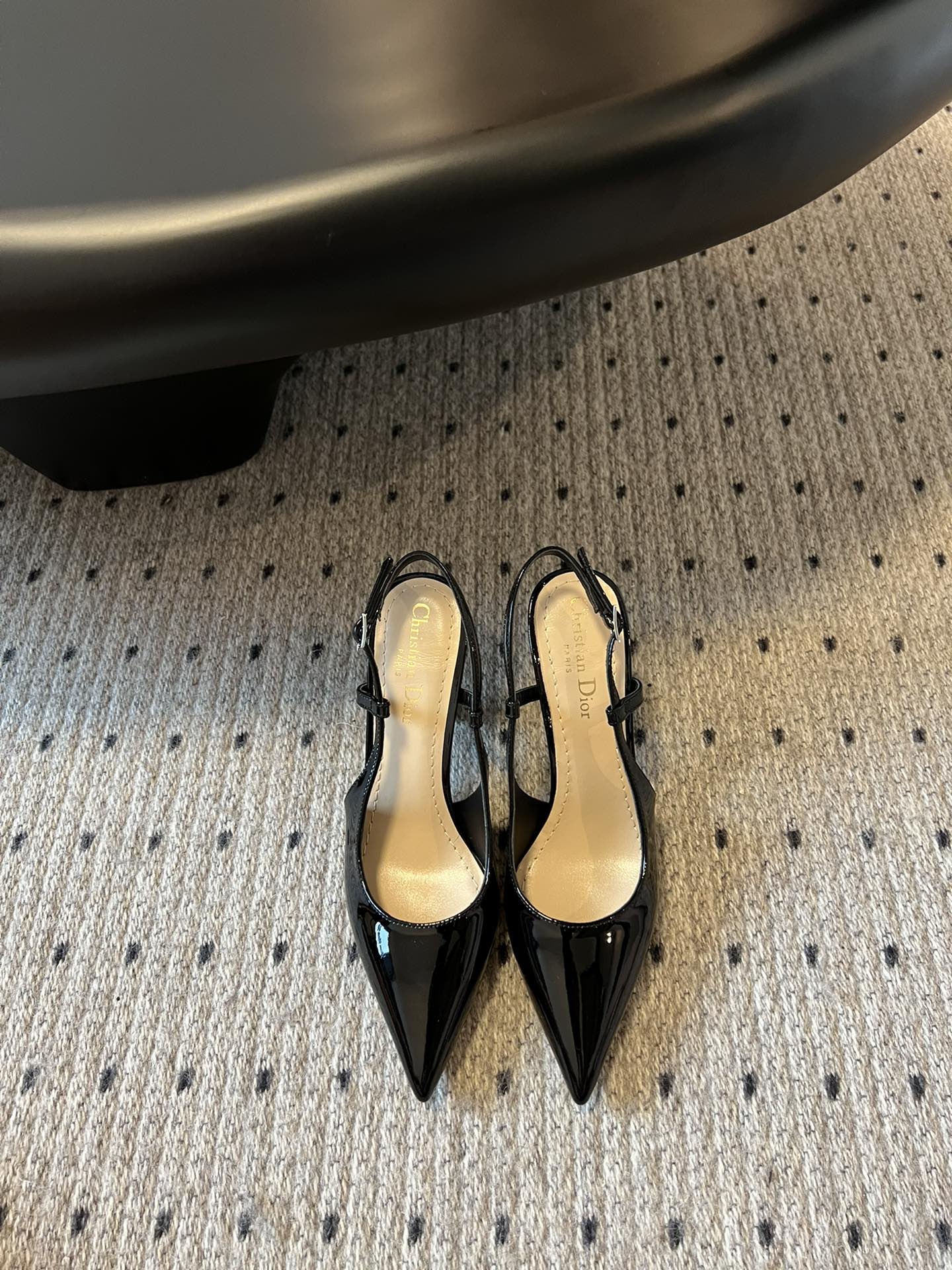 NO:449428,Top version Dior 25/Tao New Tribales Series Cat Heel Pointed Toe Single Shoes Women's Shoes CD Stars Same Fashion Pointed Toe Pearl Letter Logo Hardware Buckle High Heels Single Shoes Top High-end Version on the Market Material: Original Customized Imported Beef Patent Leather Upper + Water-Dyeed Sheepskin Inner Footsteps + Original Open-mold Pearl Hardware Buckle + Italian Leather Outsole Heel Heels: 7.5CM Size35-41 (customized by 34/40/41), High Heels Sandals, balenciaga, dior, dior, sandals, high heels, sheepskin, Leather soles19860909顶级版本 Dior·迪奥 25/走秀新款Tribales系列猫跟尖头单鞋女鞋 CD明星同款时尚尖头珍珠字母logo五金扣高跟单鞋 市面顶级高端版本 材质:原版定制进口牛漆皮鞋面+水染羊皮内里垫脚+原版开模珍珠五金扣+意大利真皮大底 跟高:7.5CM Size35-41（34/40/41定做）,高跟鞋凉鞋,balenciaga,dior,dior,sandals,high heels,sheepskin,Leather soles,Women's Shoes