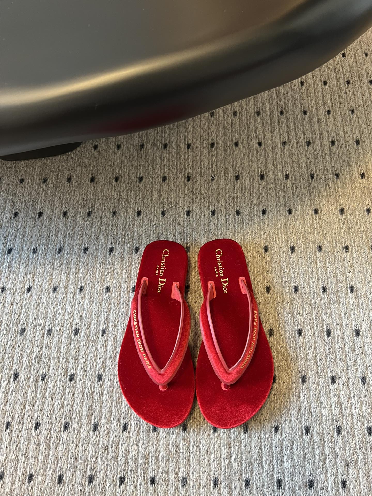 NO:388762,Top version Dior 25/small thick-soled flip-flops Diorsea clip-toed sandals are from Diorriviera limited series, summer style, highlighting Dior's high-definition style. The thick-soled style is carefully crafted from orange leather effect fabric, and the decorative band is embellished with golden tones Christian Dior Paris logo. It can add a modern style to all styles or match it with Diorriviera limited series items. The decorative band is embellished with gold tones Christian Dior's lucky star symbol size35-42 (customized by 40/41/42), split-toed shoes, dior, dior, sandals19860909顶级版本 Dior·迪奥 25/小厚底人字拖 Diorsea 夹趾凉鞋来自 Dioriviera 限定系列,夏季款式,彰显 Dior的高订风格.厚底版型,采用橘色皮革效果面料精心制作,饰带点缀以金色调 Christian Dior Paris标志.可为各式造型增添摩登风范,亦可与 Dioriviera 限定系列单品搭配. 饰带点缀以金色调 Christian Dior Paris 标志 胶质鞋底饰以 Christian Dior 的幸运星符号 size35-42（40/41/42定做）,分趾鞋,dior,dior,sandals,Women's Shoes